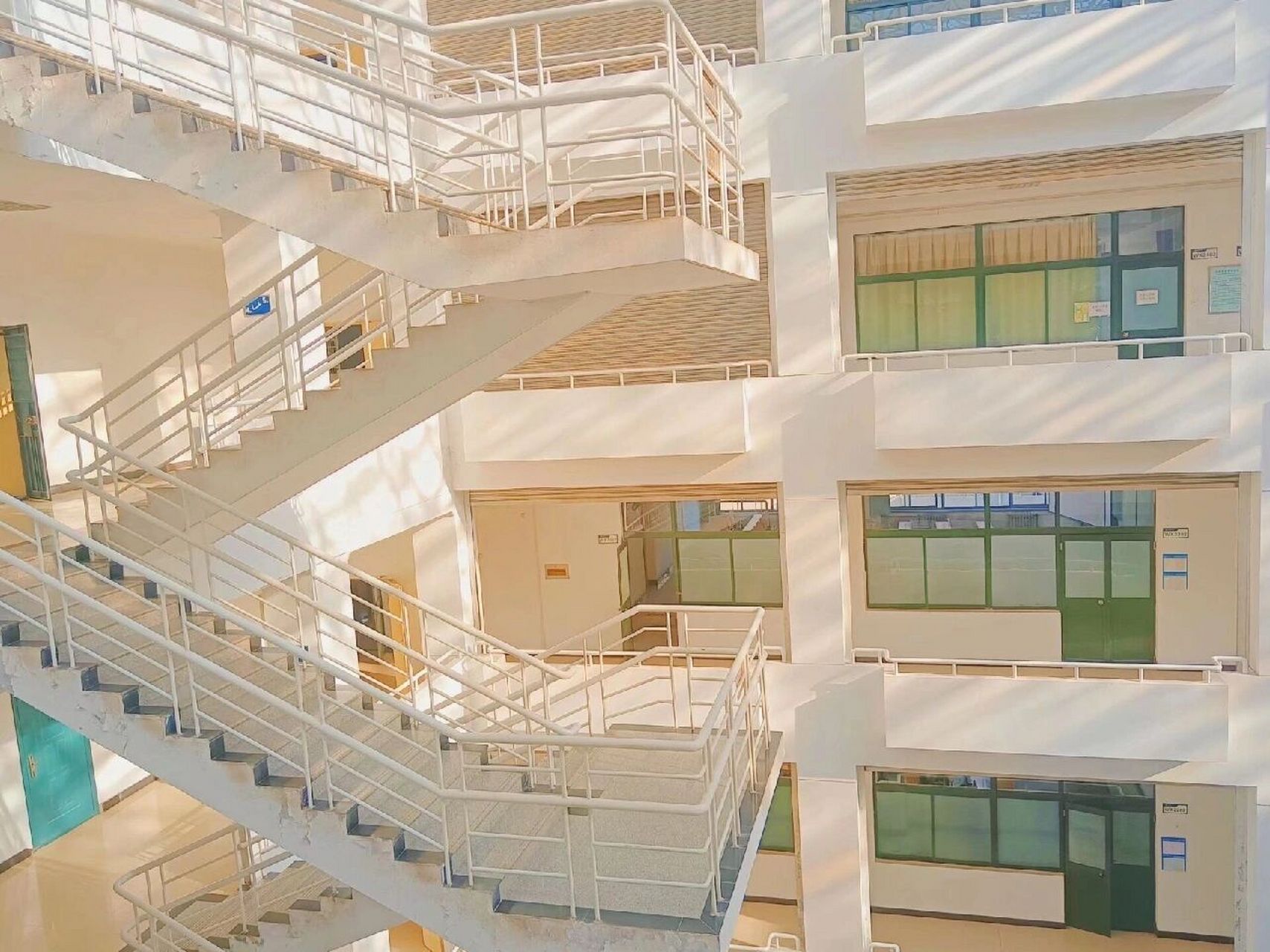 长安大学的简单介绍 教学区分布情况: 渭水校区以图书馆及广场为轴线