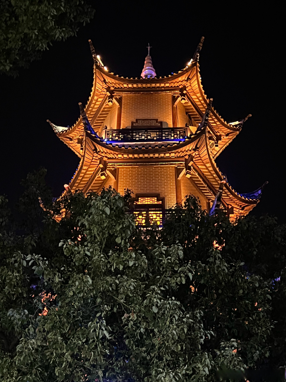 静谧的周庄古镇, 全福塔在夜空中甚是扎眼, 咋突然有想去扫塔的冲动呢