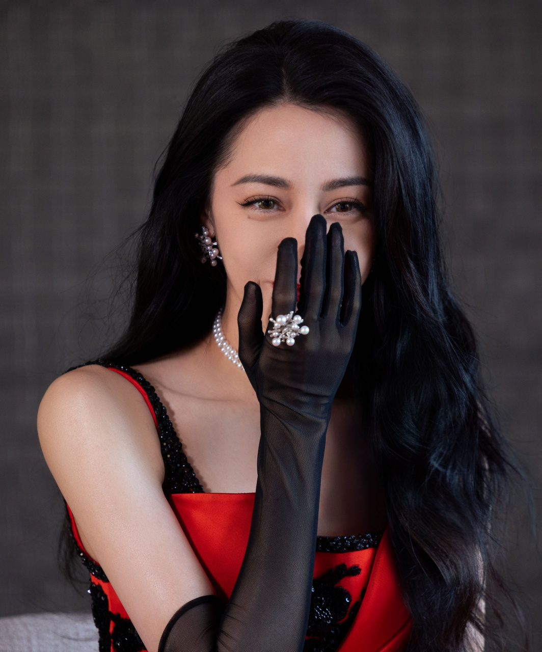 张碧晨最喜欢迪丽热巴倪妮的红毯#  太喜欢热巴这黑色蕾丝攻速手套啦 