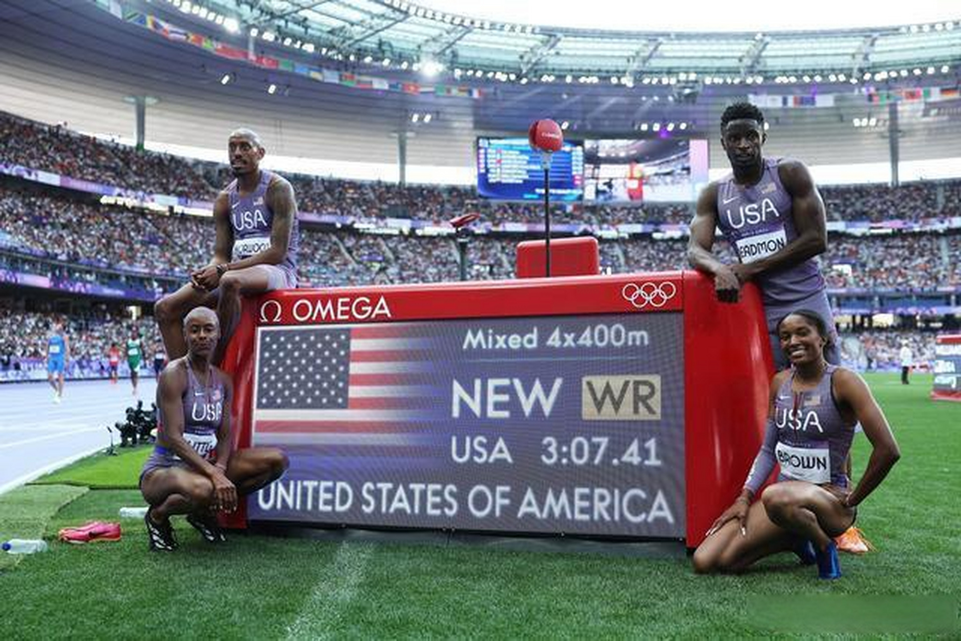 2024年巴黎奥运会4x400米混合接力预赛中,美国队以3:07.
