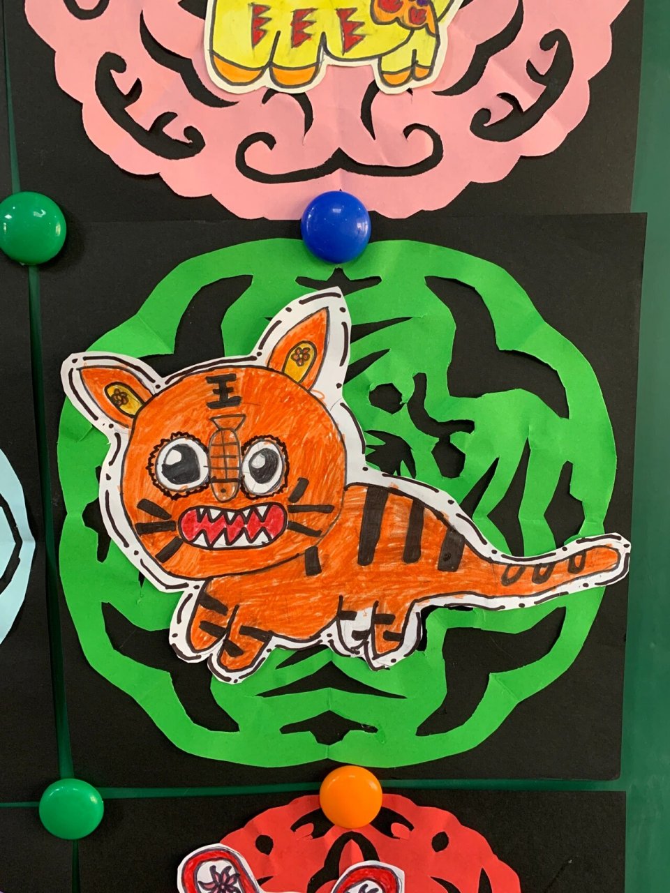 一二年级 | 美术社团 | 学生作品 96虎年迎新,团花 民间老虎剪贴画