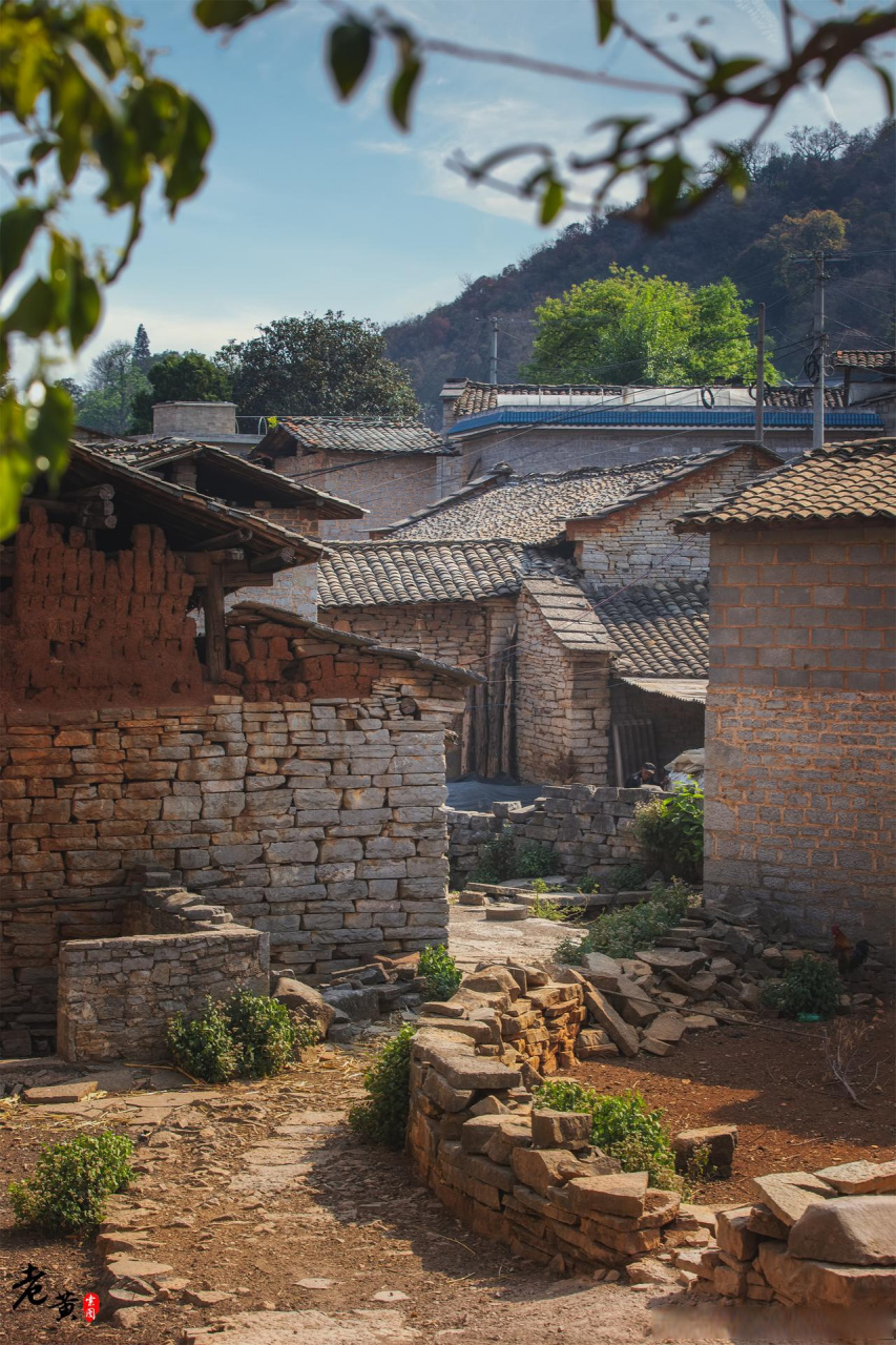 春游季城市巡游记 糯黑村,位于云南省昆明市石林彝族自治县圭山镇.