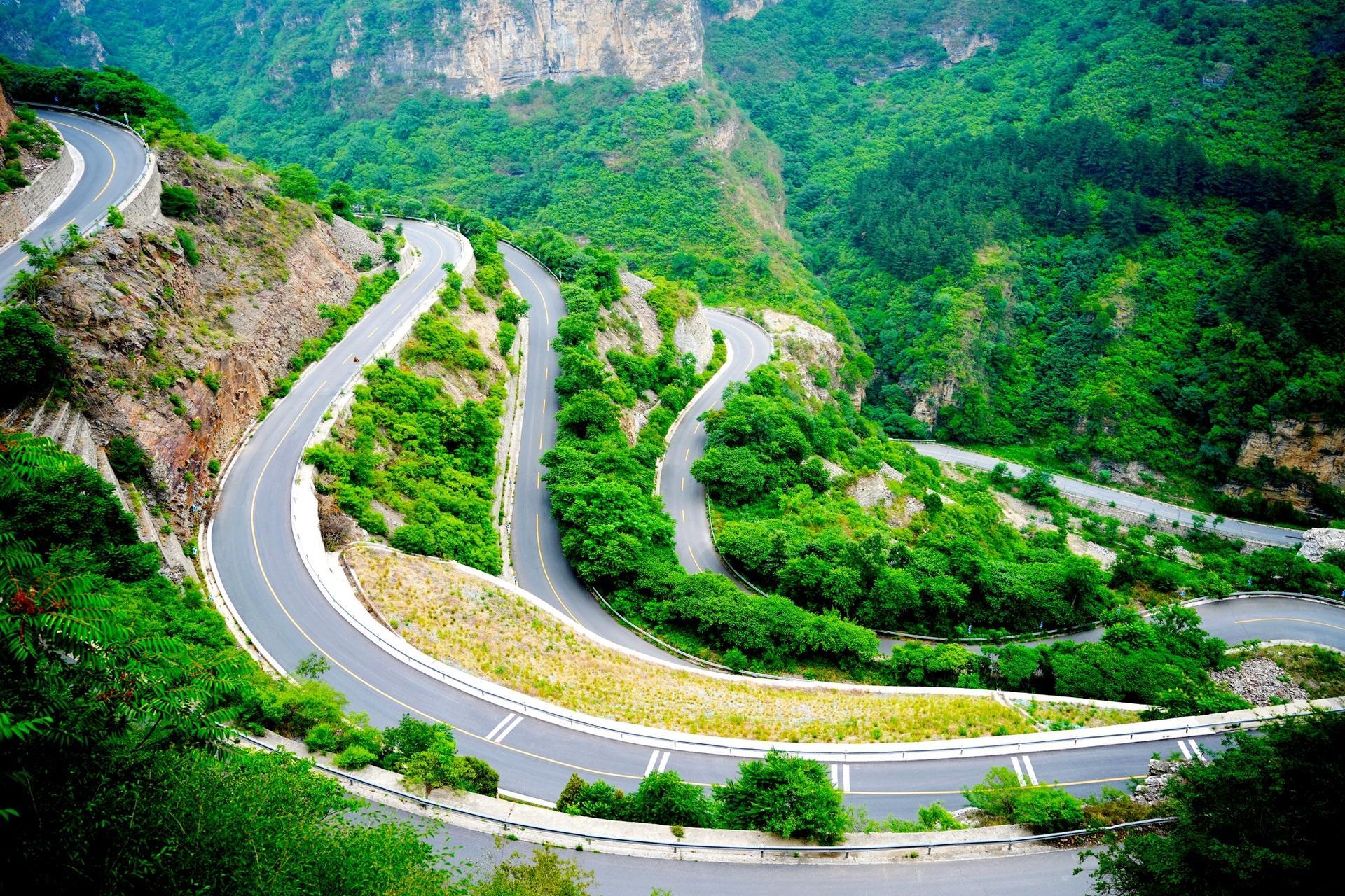 红井路可以说是房山区境内弯道最多,风景最美的山区公路,坡度大
