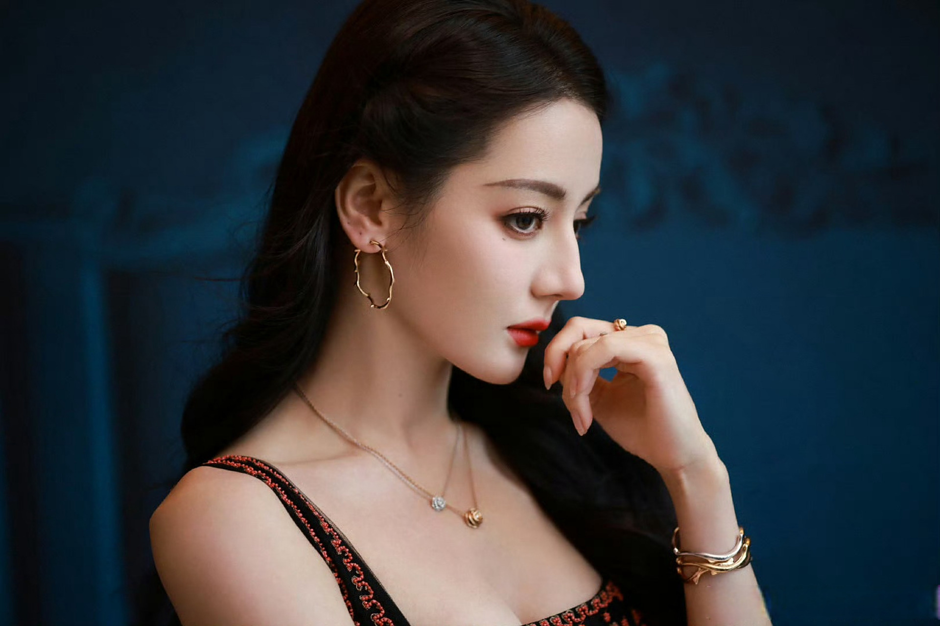 迪丽热巴红色刺绣吊带裙#dear-迪丽热巴 今日线下活动造型释出～红色