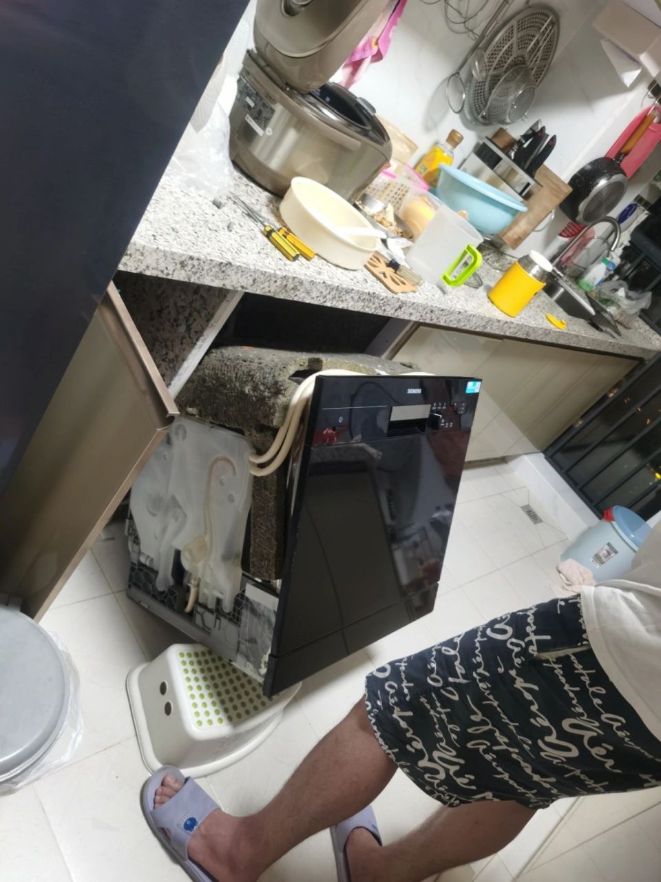 西门子洗碗机故障e15 用了两年多的洗碗机突然故障,一开始没发现,家里