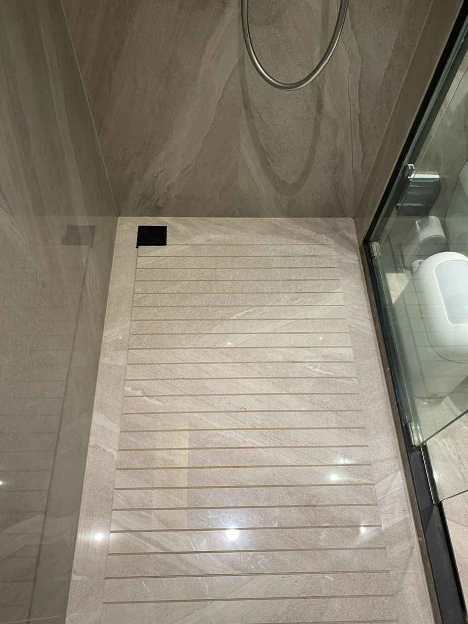 淋浴房地面瓷砖拉槽 达到大理石效果 省钱17 之前发过了淋浴房瓷砖