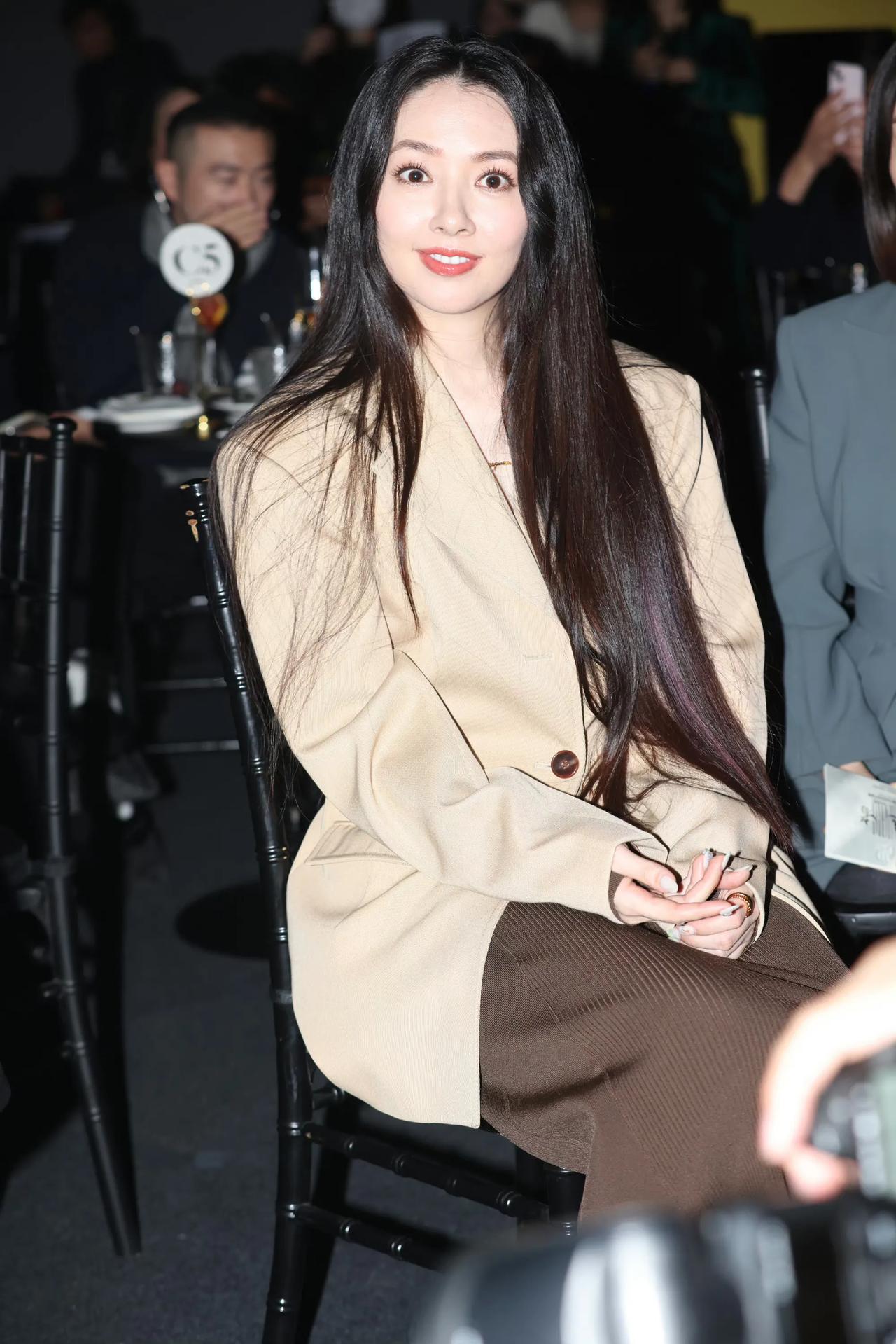 郭碧婷直播关美颜上热搜,郭碧婷的五官天生优越,骨相好看,哪怕是纯