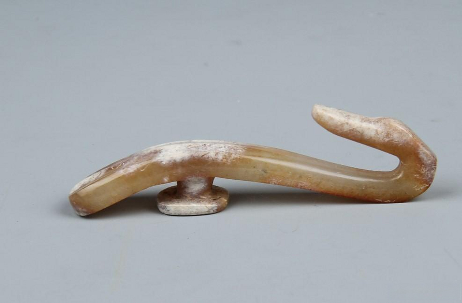 古玉#徐州博物馆这件鸭首玉带钩,长7.3厘米,宽1.1厘米,高2厘米.