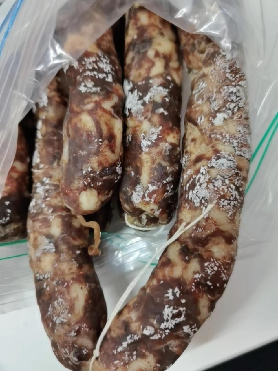 香肠上白色是发霉了吗?