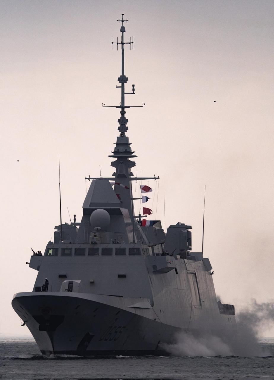 法国海军"阿基坦"级护卫舰"布列塔尼"号,抵达了英国德文波特海军基地.