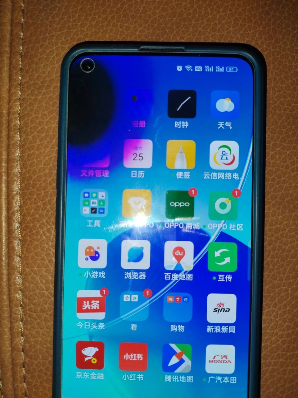 屏幕上突然出现一团黑 opporeno6手机屏幕突然出现一团黑,开始的时候
