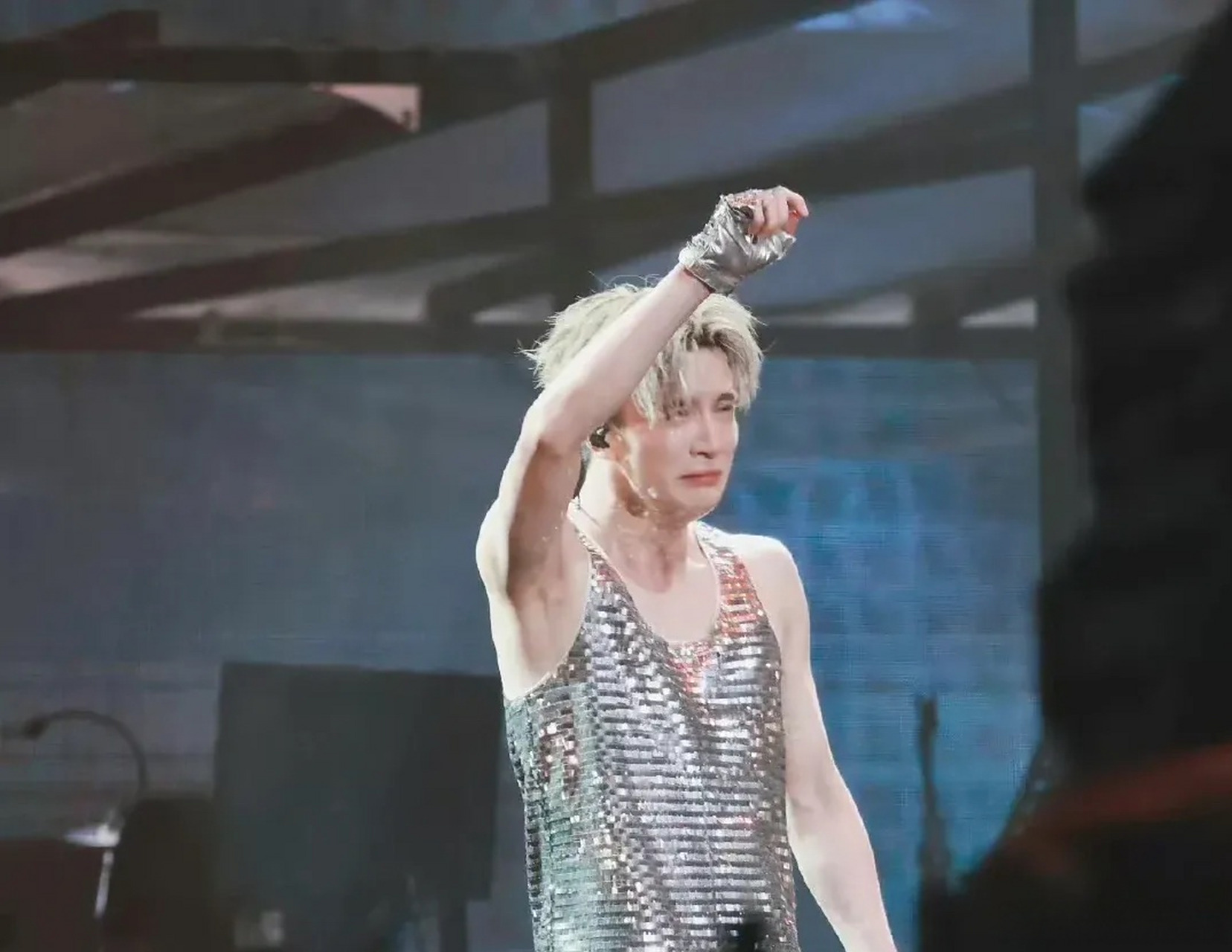 鹿晗因为没有处理腋毛被网友说臭,而薛之谦懂得腋下管理了[三哈][三哈