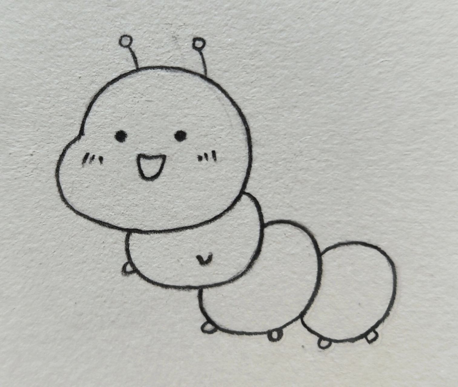 没想到快速一笔画完反而变得正常了,可是拍照起来似乎左图可爱点?