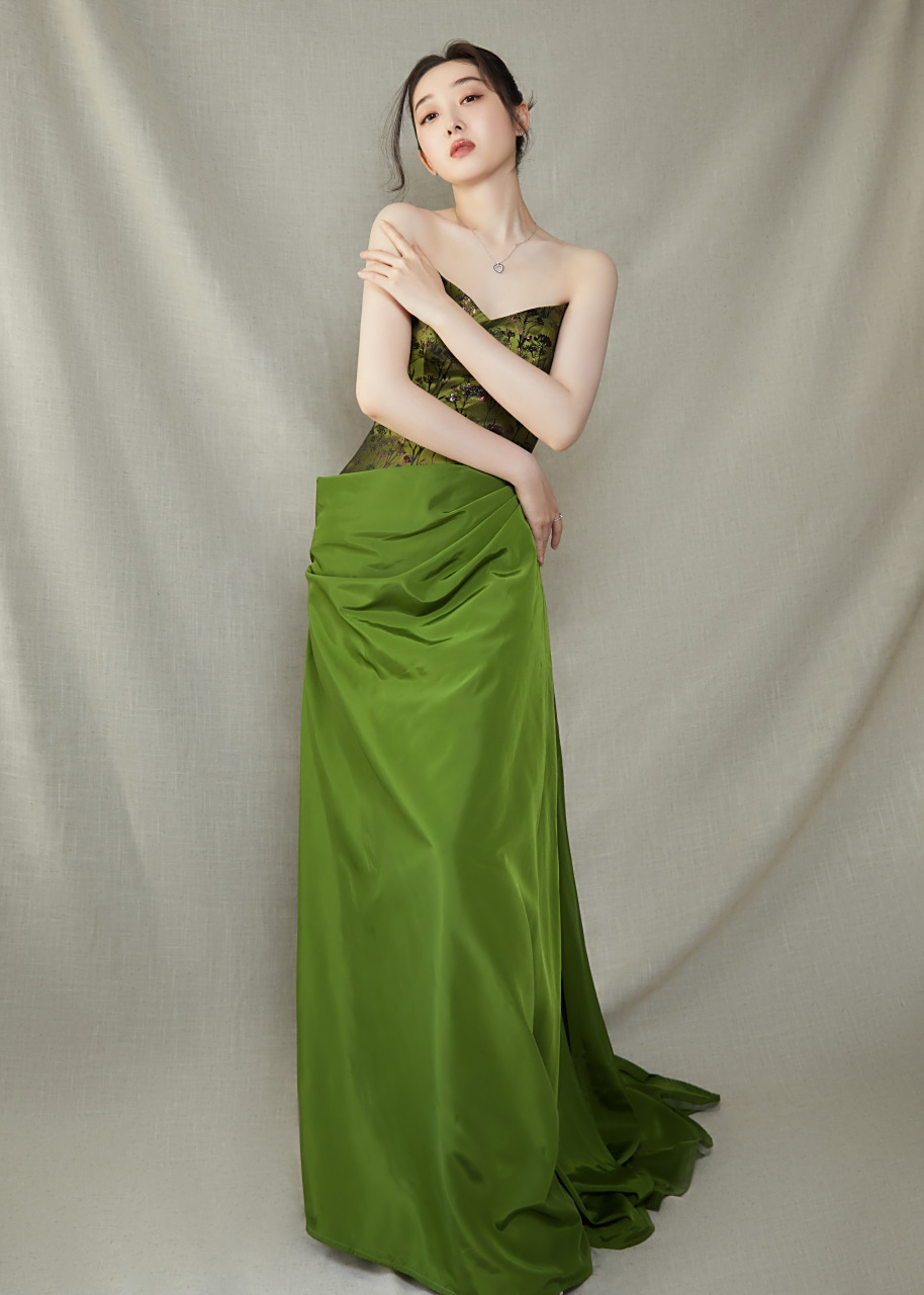 钱塘江岸,绿色正浓;@蒋梦婕 身着花枝绿意长裙,感受夏日的浓情与曼妙.