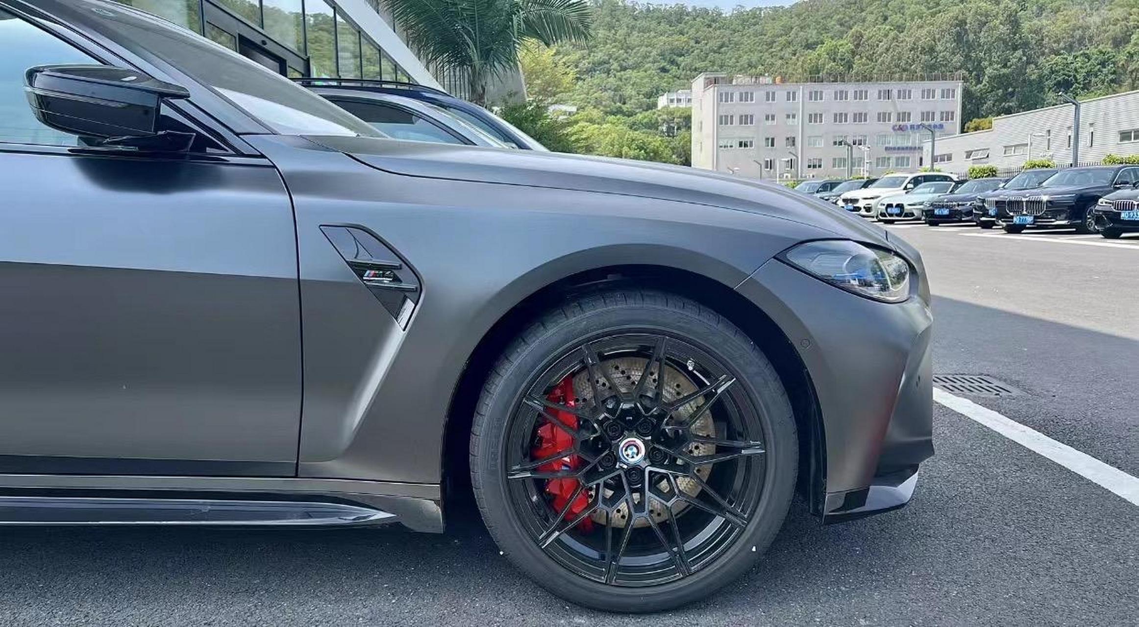 宝马m4 敞篷 1013900 磨砂深灰/亚斯玛瑞纳蓝 现车 磨砂深灰色15200元