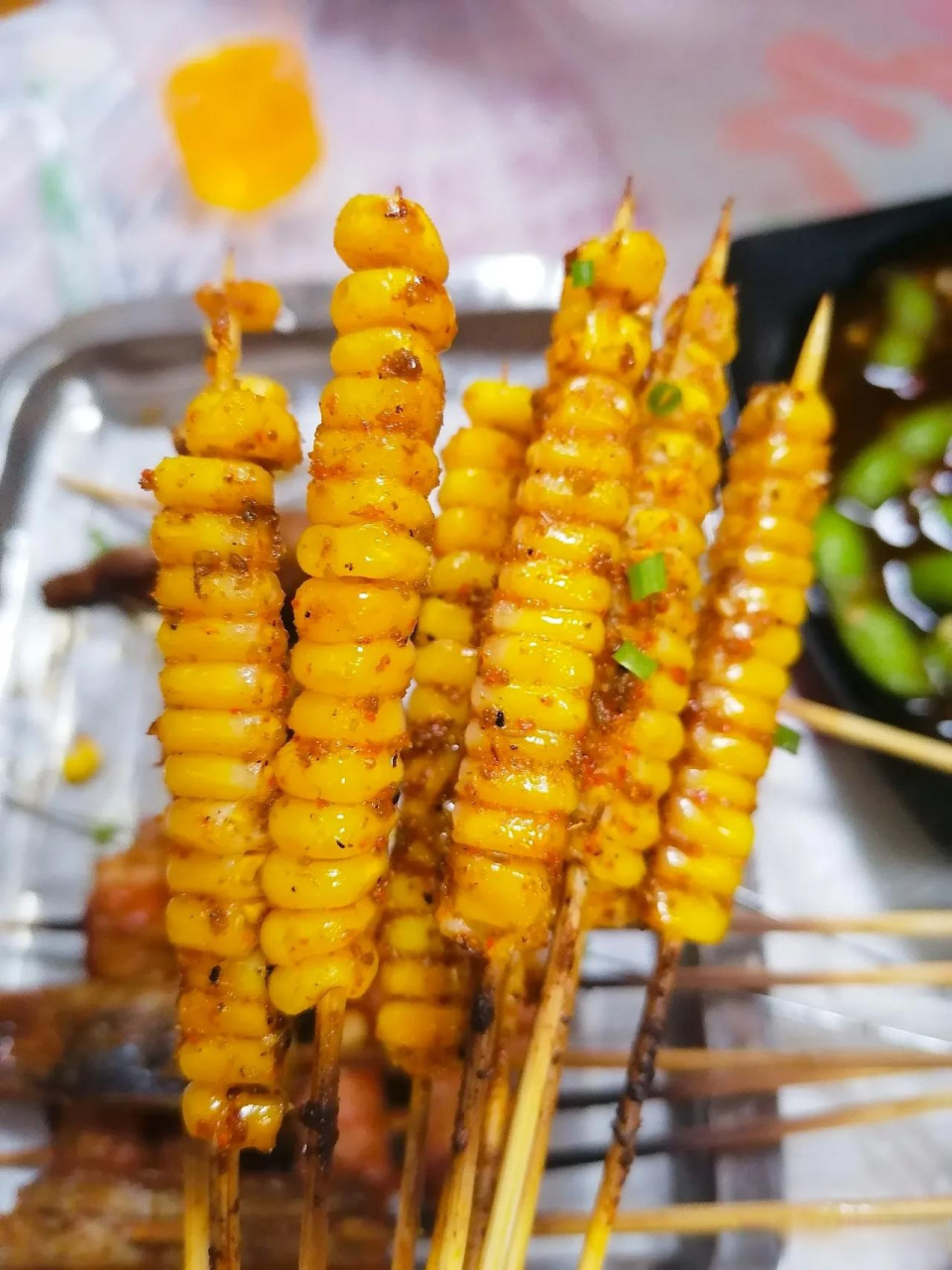 就是不知道十块钱在东北烧烤摊上够买几个玉米,在我们这烧烤摊上玉米