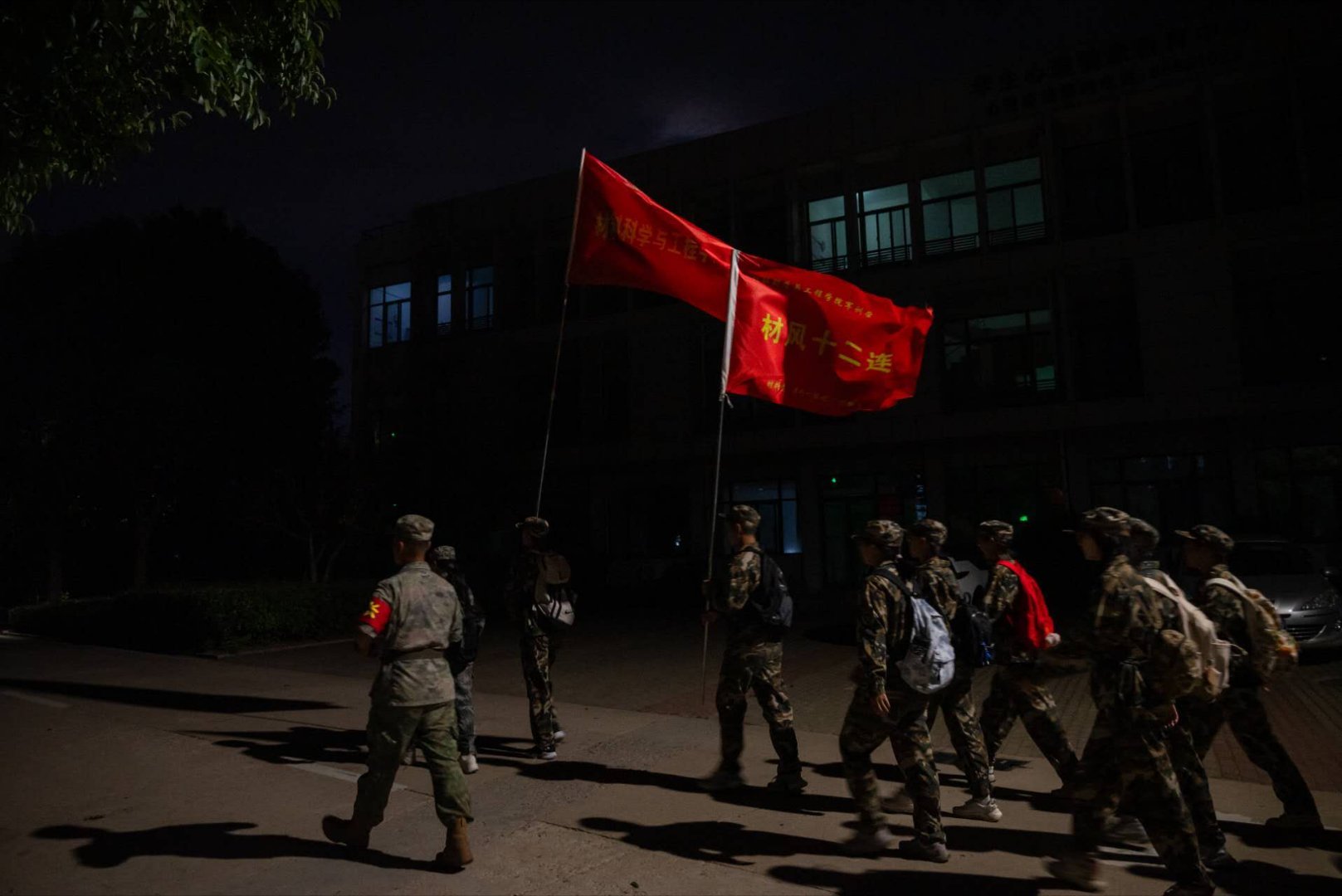 部队夜间训练照片消防拉练夜训帐篷图片部队夜间铺床武装部军训晚上