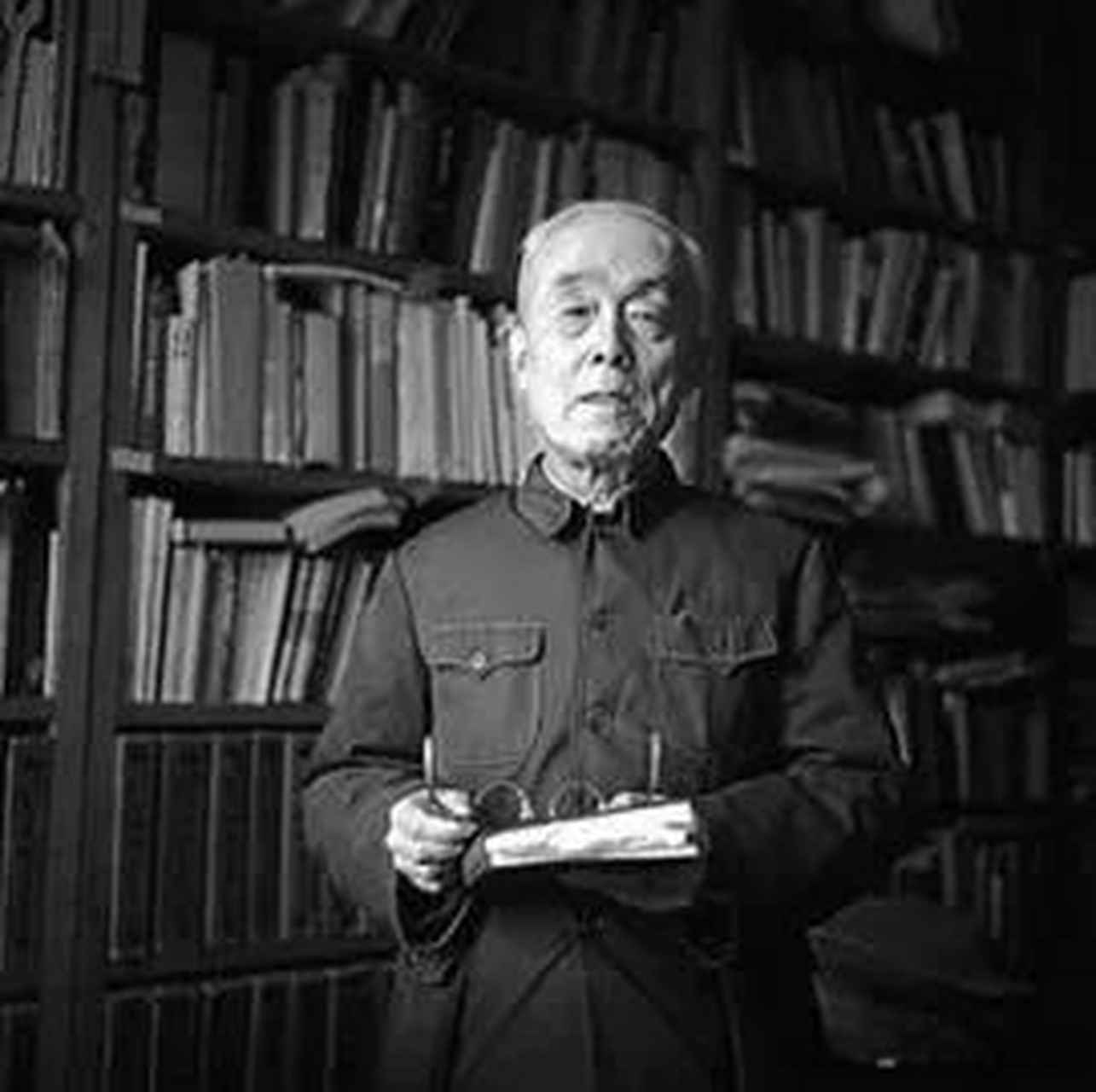 1983年,已经步入晚年的国学大师季羡林在北大朗润园与同在附近租居的