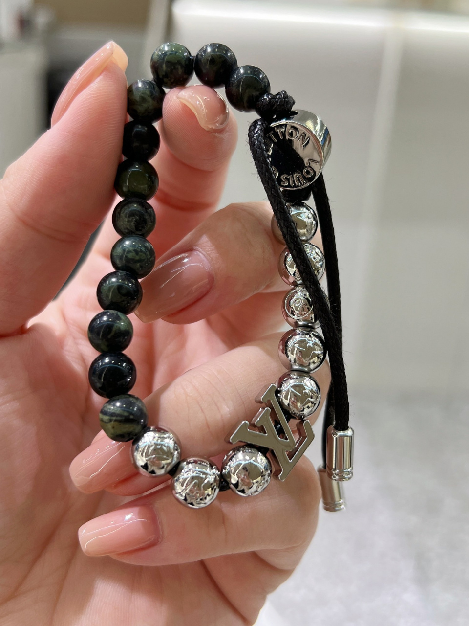 lv手链 驴家新款monogram beads手链,男士佩戴特别帅气的一款,由双色