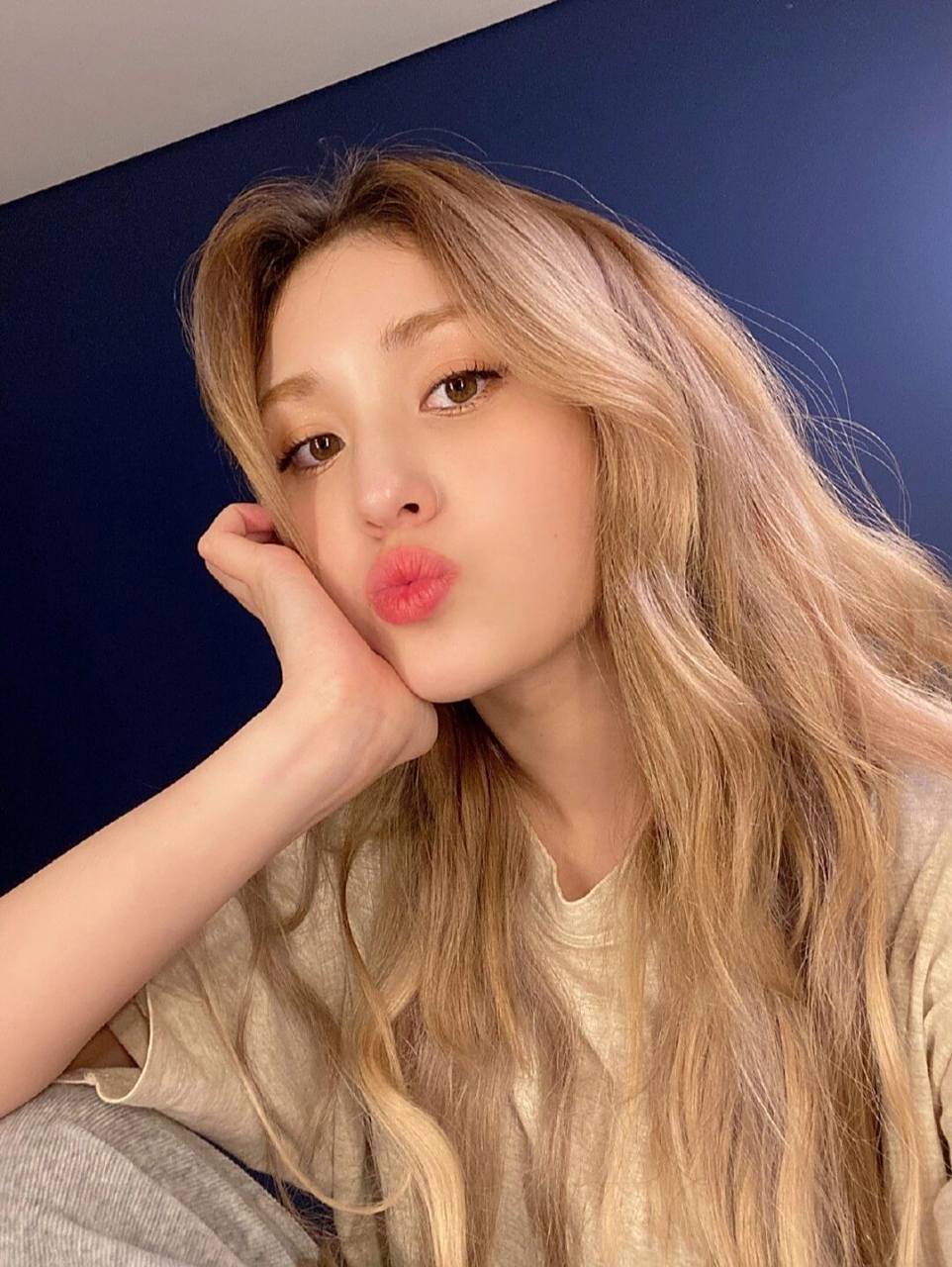 「94投稿somi」 全昭弥(somi),2001年3月9日出生于加拿大,加拿大籍