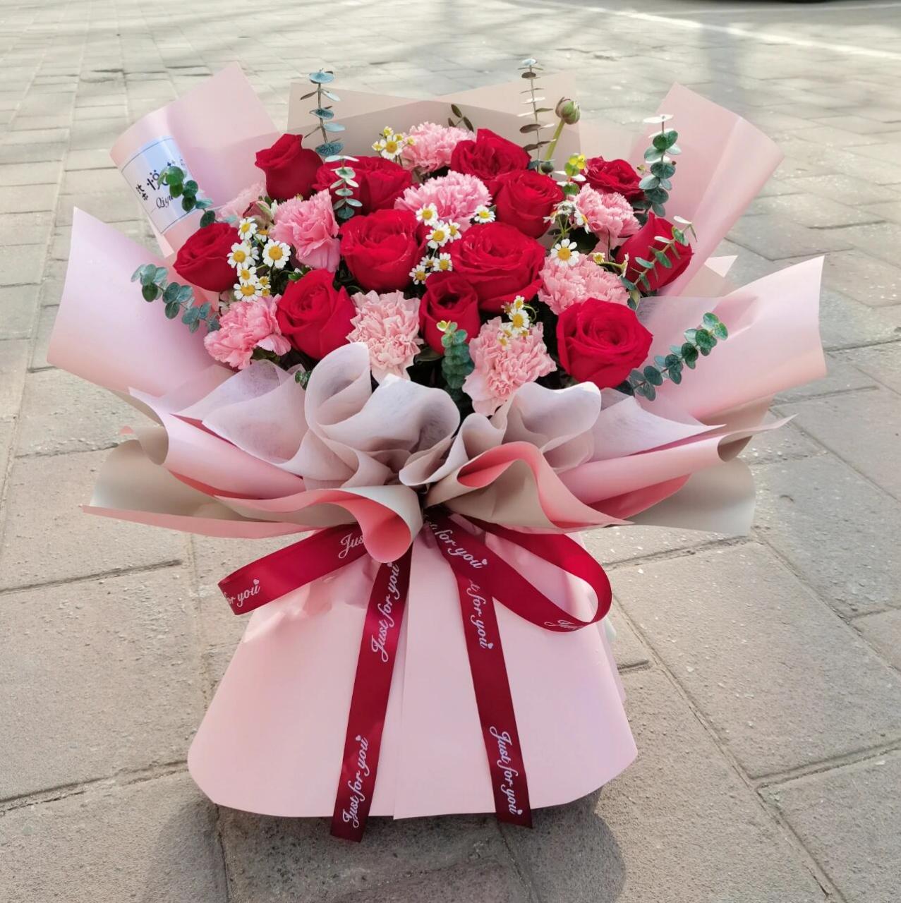 红玫瑰康乃馨混搭花束21朵 人生若如只初见 ,你衔我一片纯白岁月,我陪