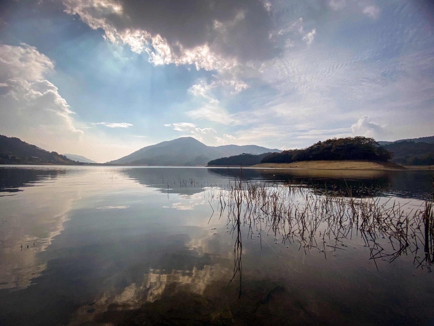 浙西天池位于浙江省杭州市临安市龙岗镇大峡谷境内,属浙江清凉峰国家