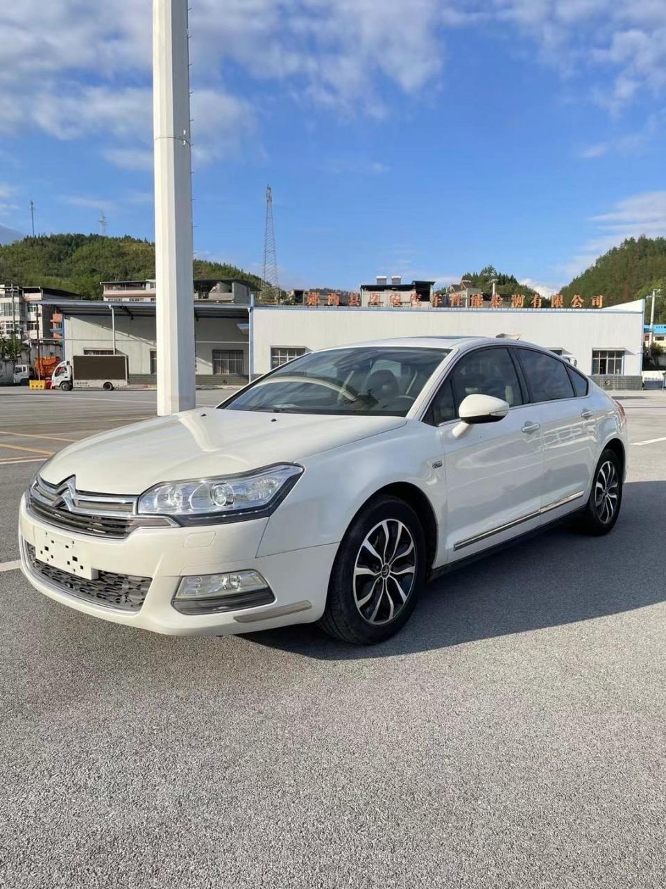 6t自动挡,有天窗,真皮座椅带电动调节带加热,非常舒适省油且耐用的