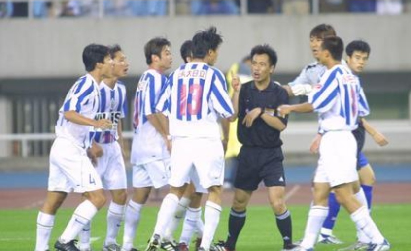 2004年中超联赛第四轮,上海国际1比1战平上海申花,谭海在第88分钟判给