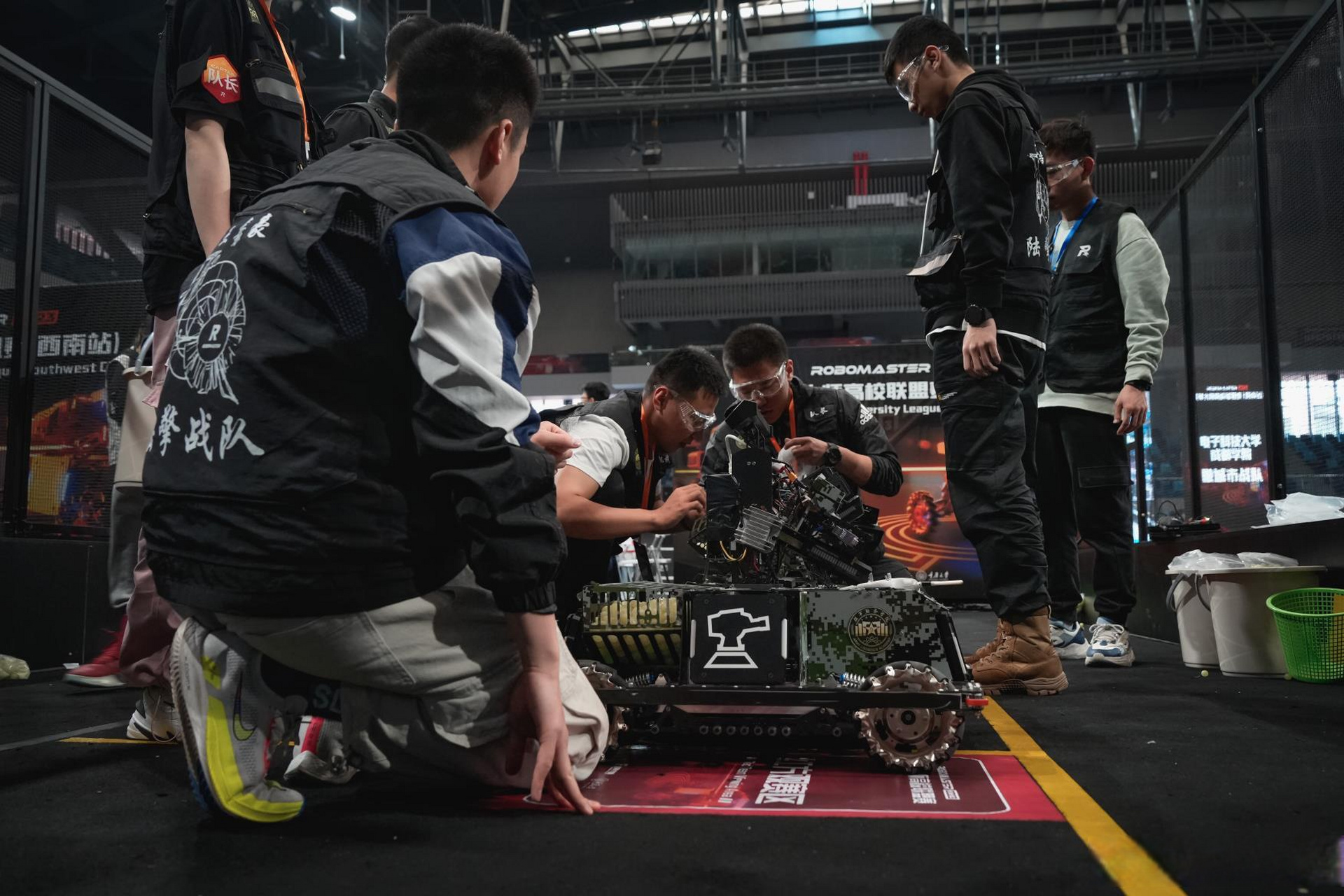 快跟随小薇来一睹选手们的风采吧  #robomaster机甲大师