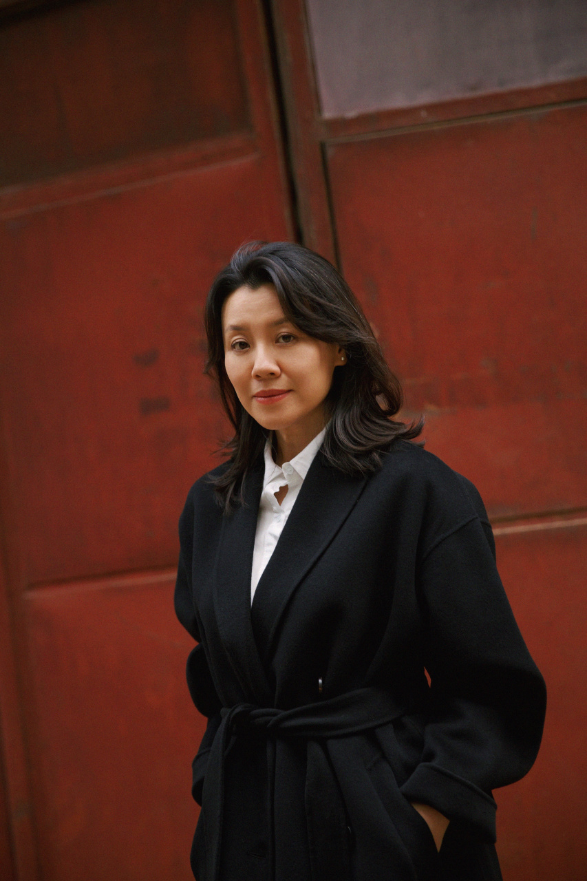 刘琳 演绎秋冬轻奢穿搭,身着mm麦檬 经典"绒"系列-黑色100%高支羊毛