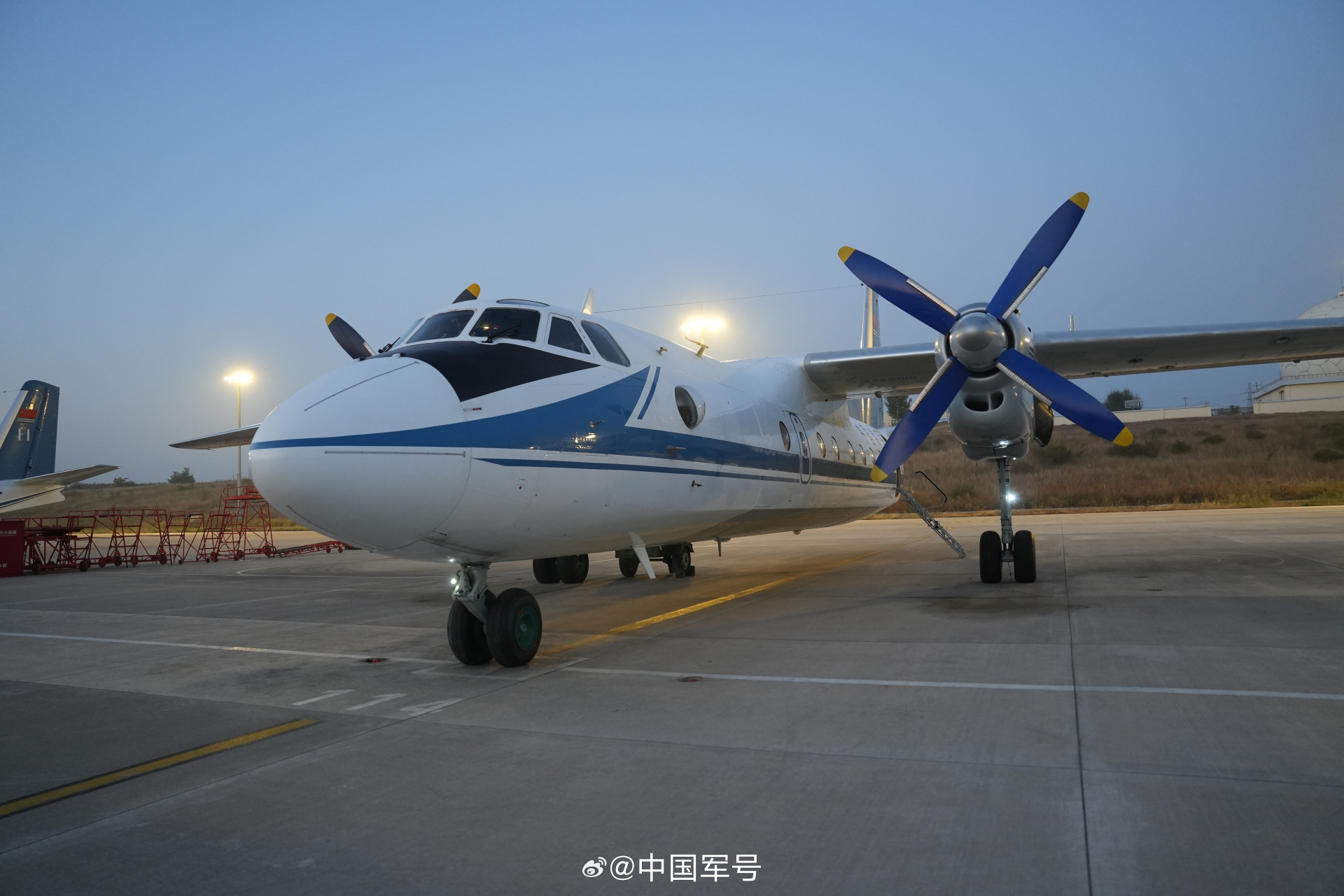 戳↓感受机务官兵们为战鹰起飞