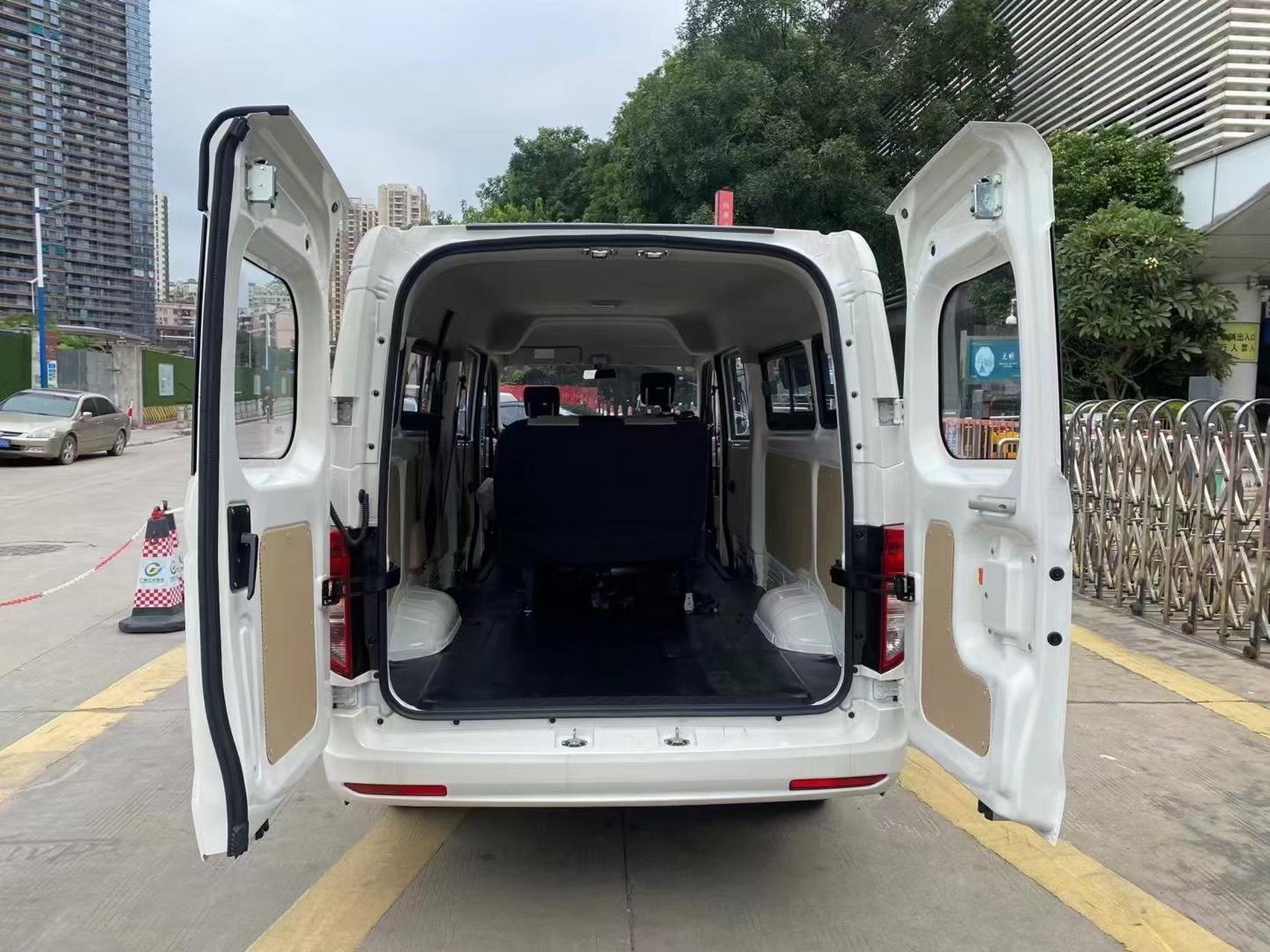 长安跨越星v7,采用宁德时代电池,原厂中控大屏,超大空间6座版,时尚