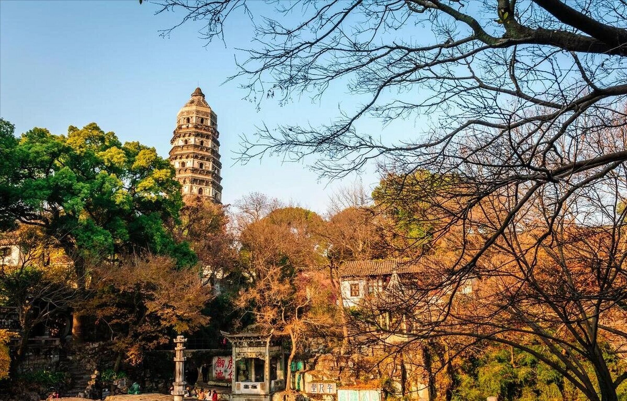 探秘千年古塔 虎丘山风景名胜区,是苏州最古老,最著名的旅游景点之一