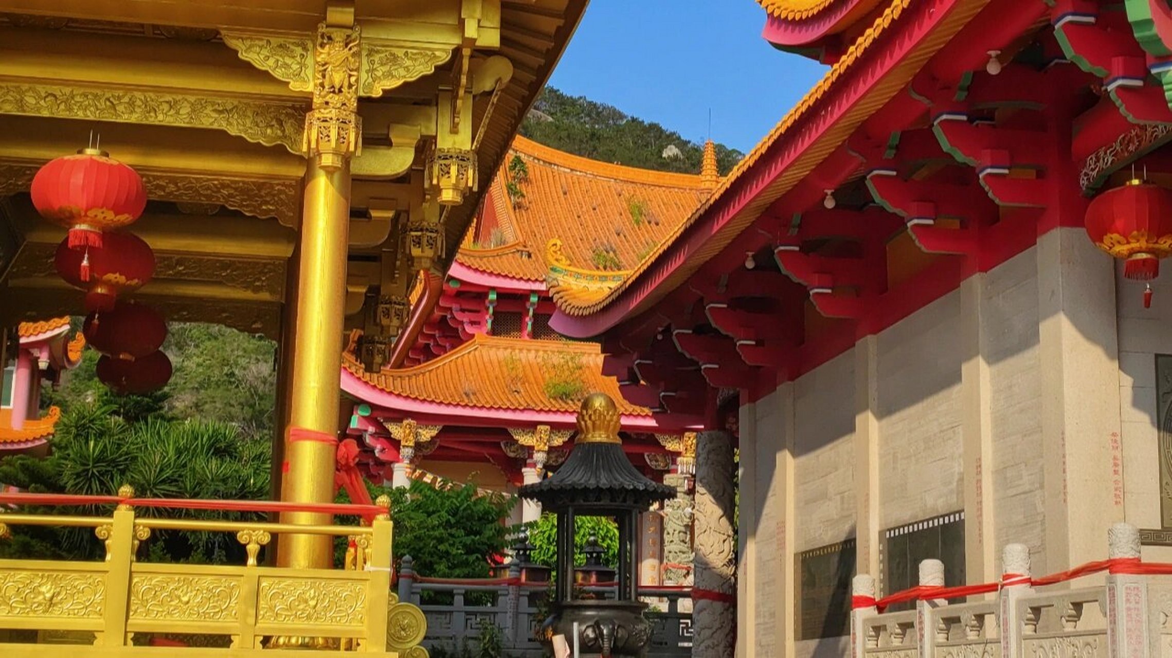 曾厝垵启明寺(厦门唯一铜建筑) 厦门启明寺位于曾厝垵龙瑞山麓,传说