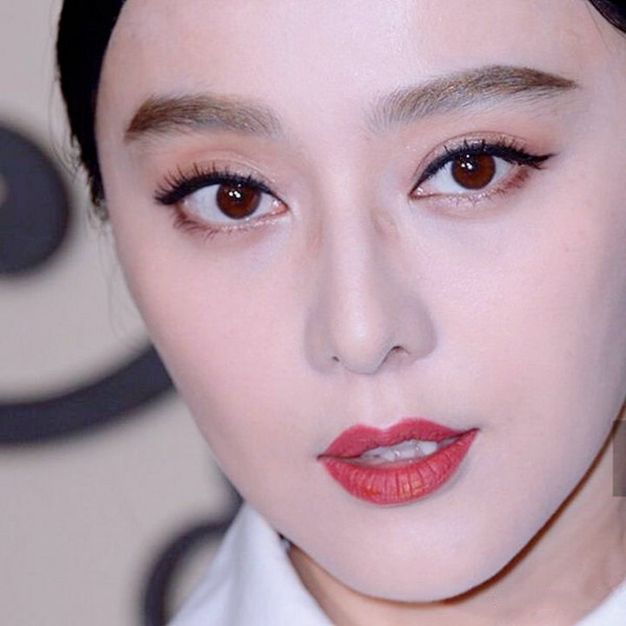 戴眼镜 鼻梁总会留下红印 怎么办 戴框架眼镜时间一长,鼻梁总会留下