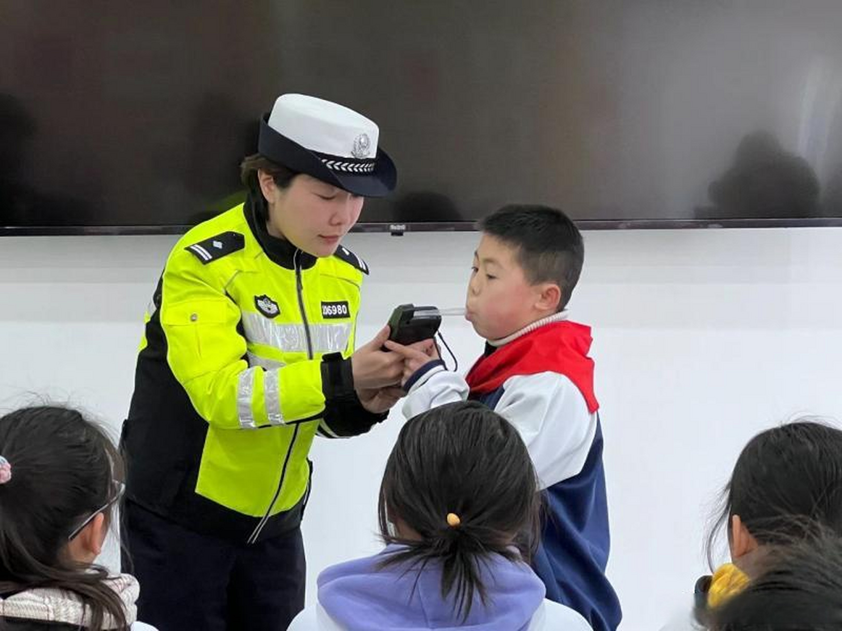 【江都交警走进塘头小学宣讲交通安全】"交通安全记心中""安全出行要