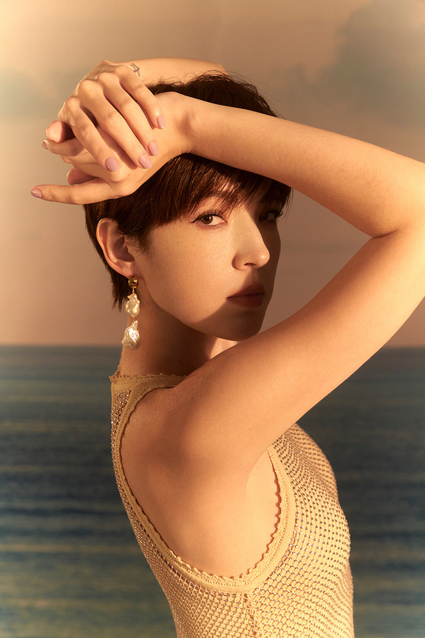 许玮甯以短发造型拍摄的《女人我最大》封面