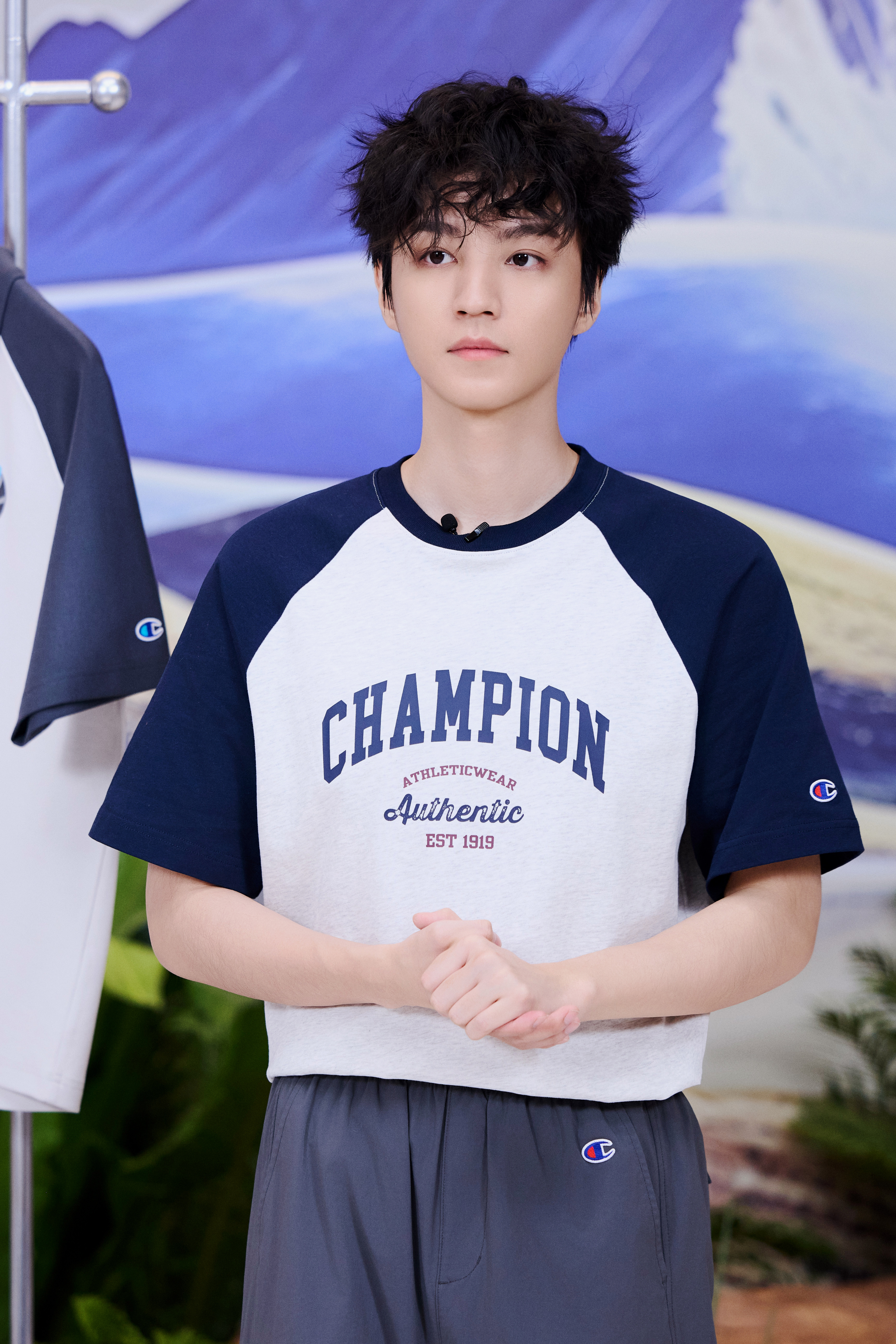 王俊凯超话挑战冠军穿搭"胡叠效应",纵享夏日焕新风格,任何场合,轻松