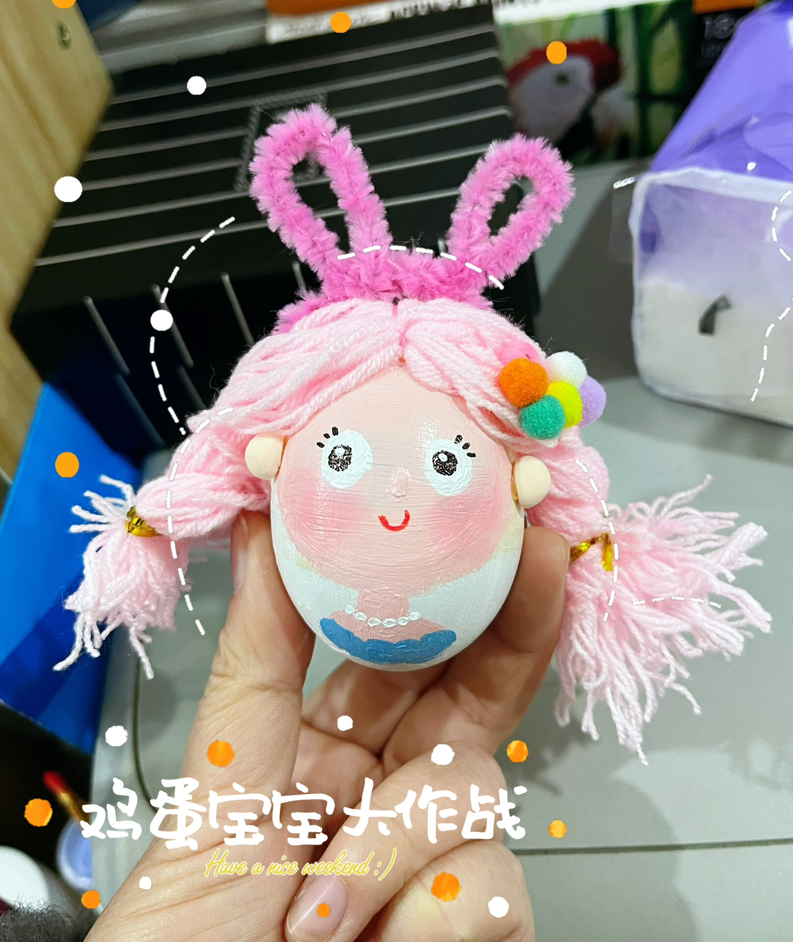 一起给鸡蛋宝宝装饰,画上可爱的图案穿上漂亮的衣服. 3.