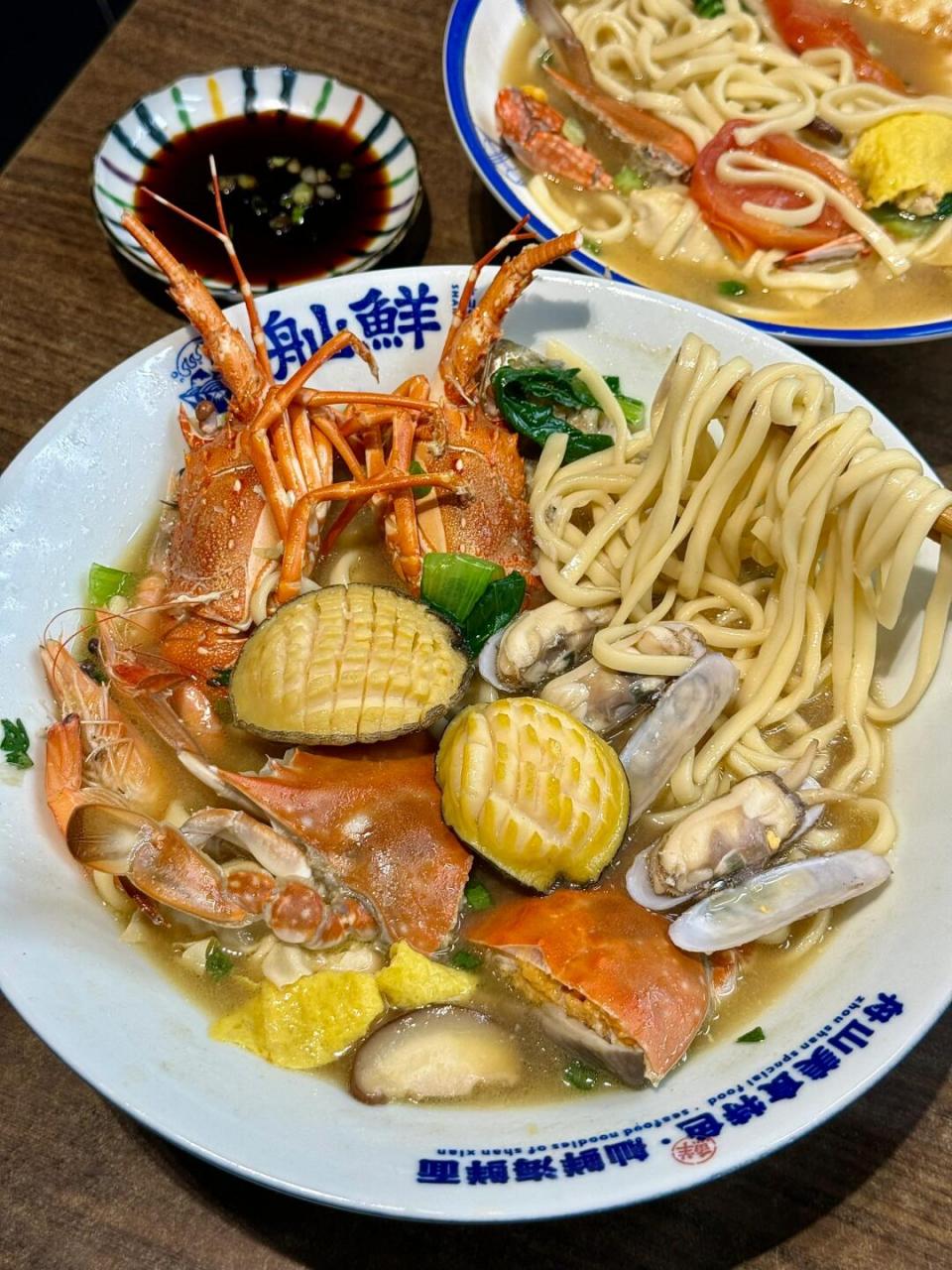 好久没吃到这么好吃的海鲜面了! 料比面还多的那种01!鲜掉眉毛!