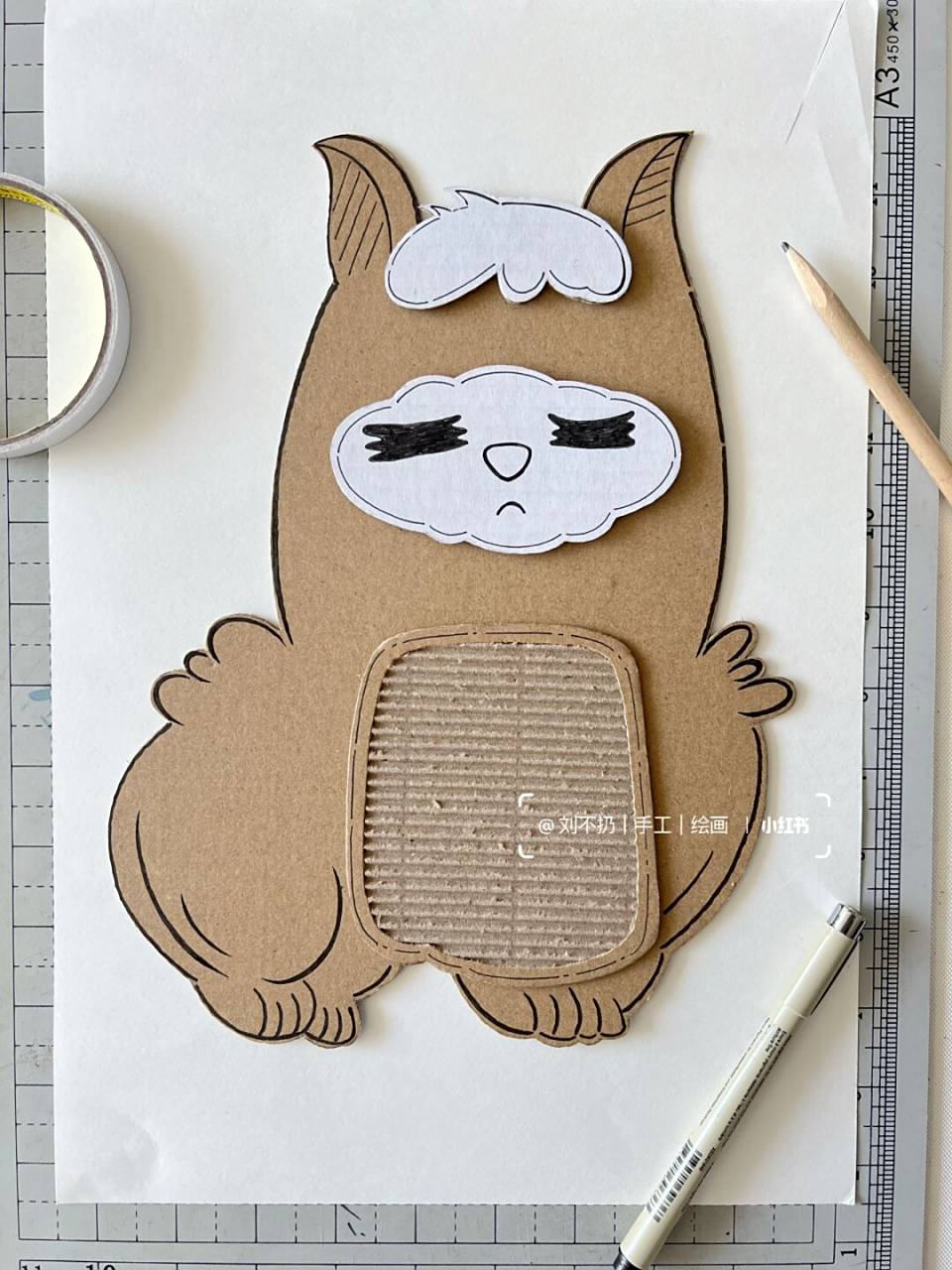 废物利用|幼儿园纸皮画手工《小羊驼》07 材料:快递箱废纸皮,美工刀