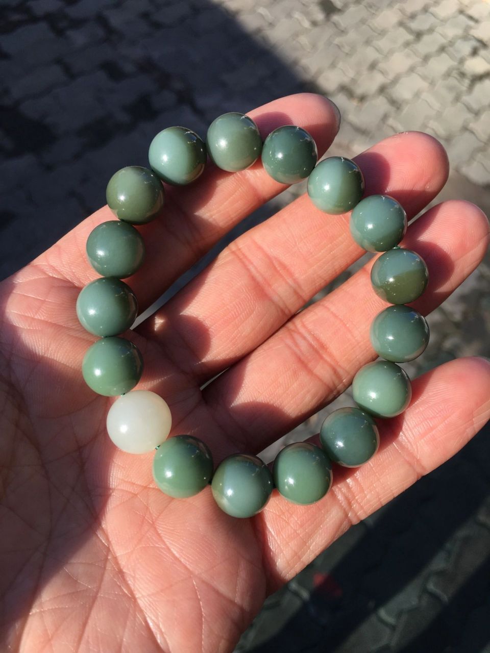 通常有两种色比较受欢迎,绿色和蓝调沙枣青.