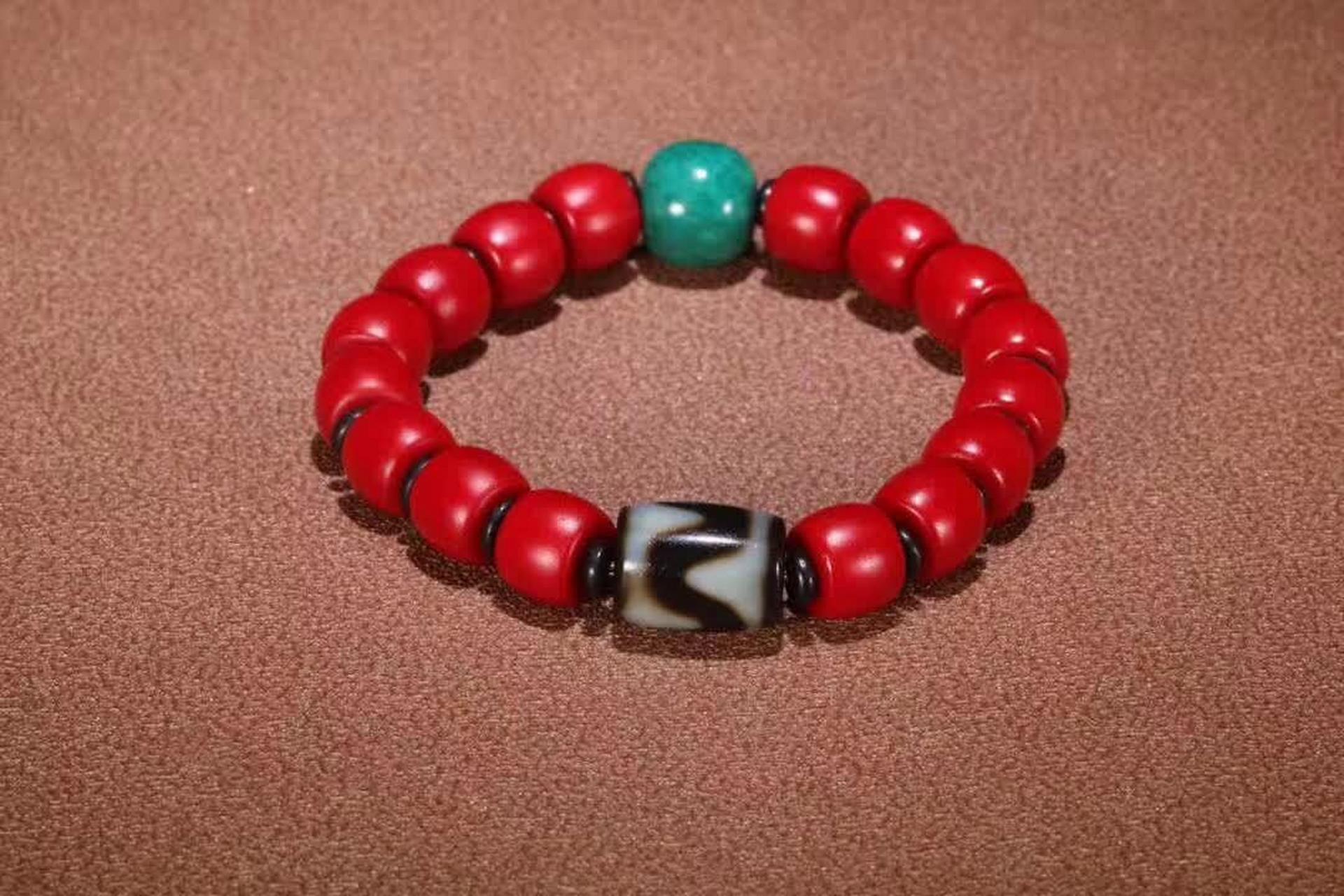 藏传·雪巴绿松石至纯虎牙天珠手串以其独特的韵味与深厚的文化内涵