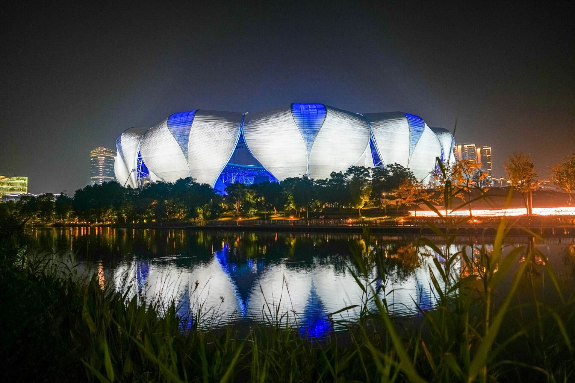 杭州奥体中心打卡 最近超火的亚运主题公园,晚上亮灯太出片啦 导航至