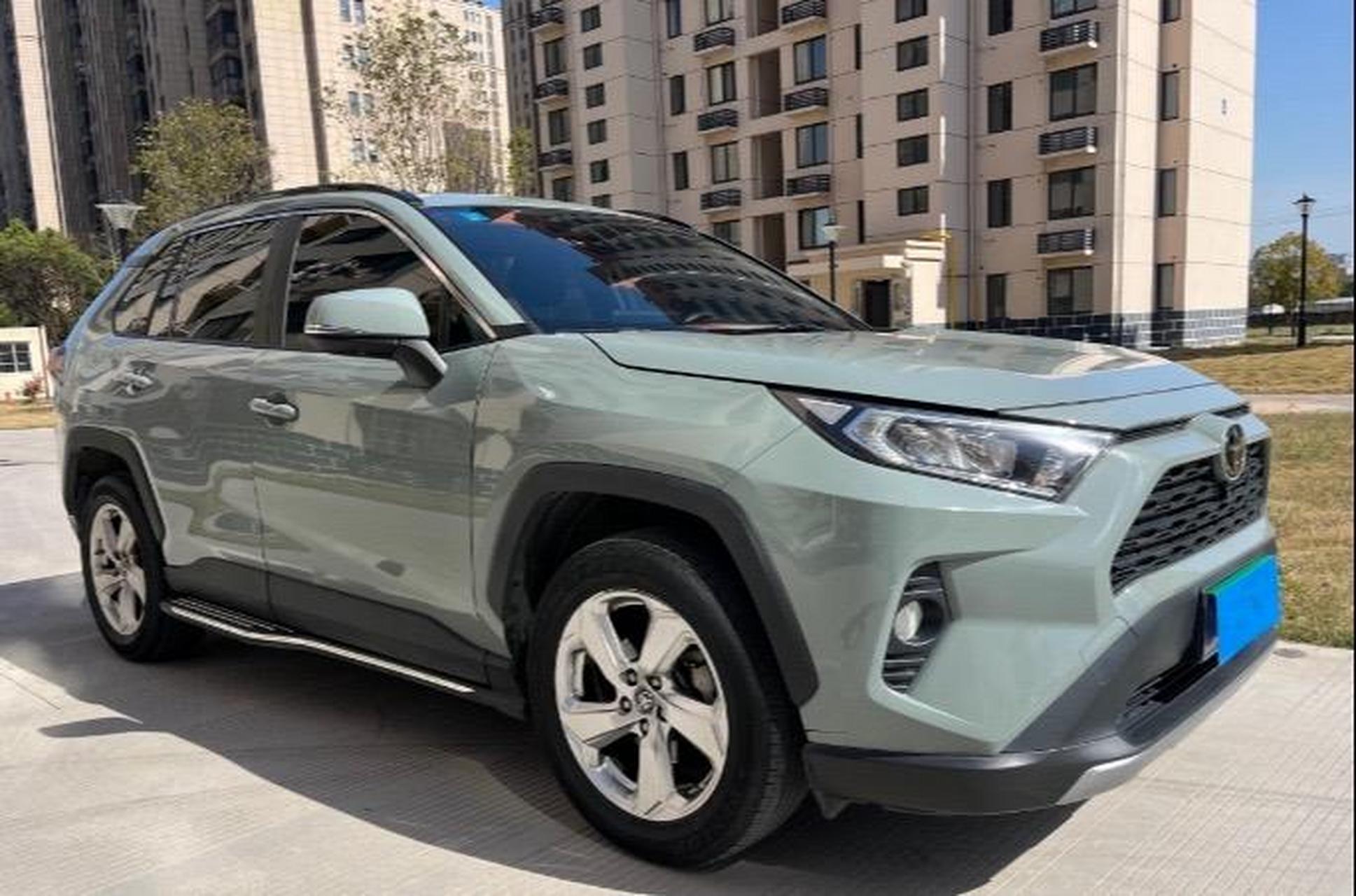 丰田rav4荣放 车辆车型:越野车 车辆产地:国产 车辆颜色:灰色 排气量