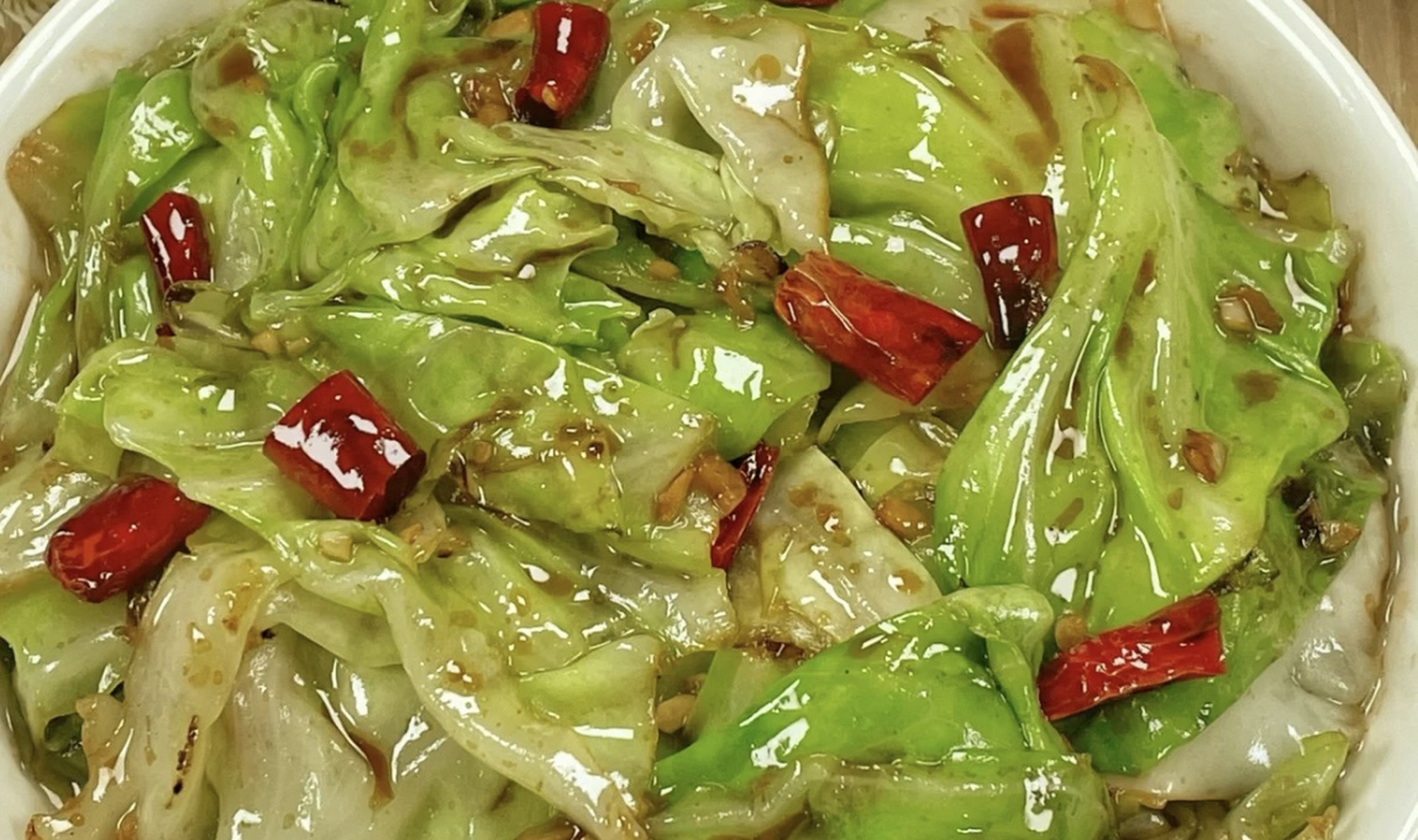 炝炒莲花白 16615 材料:包菜,蒜,干辣椒 26615步骤: 1.