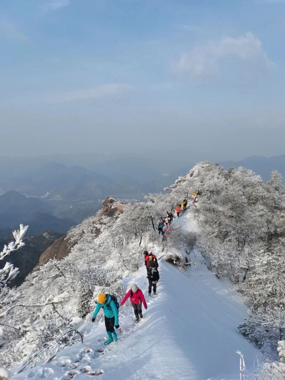 龙须山位于安徽宣城市绩溪县登源河东岸,东连七姑山,有双峰,主峰龙峰