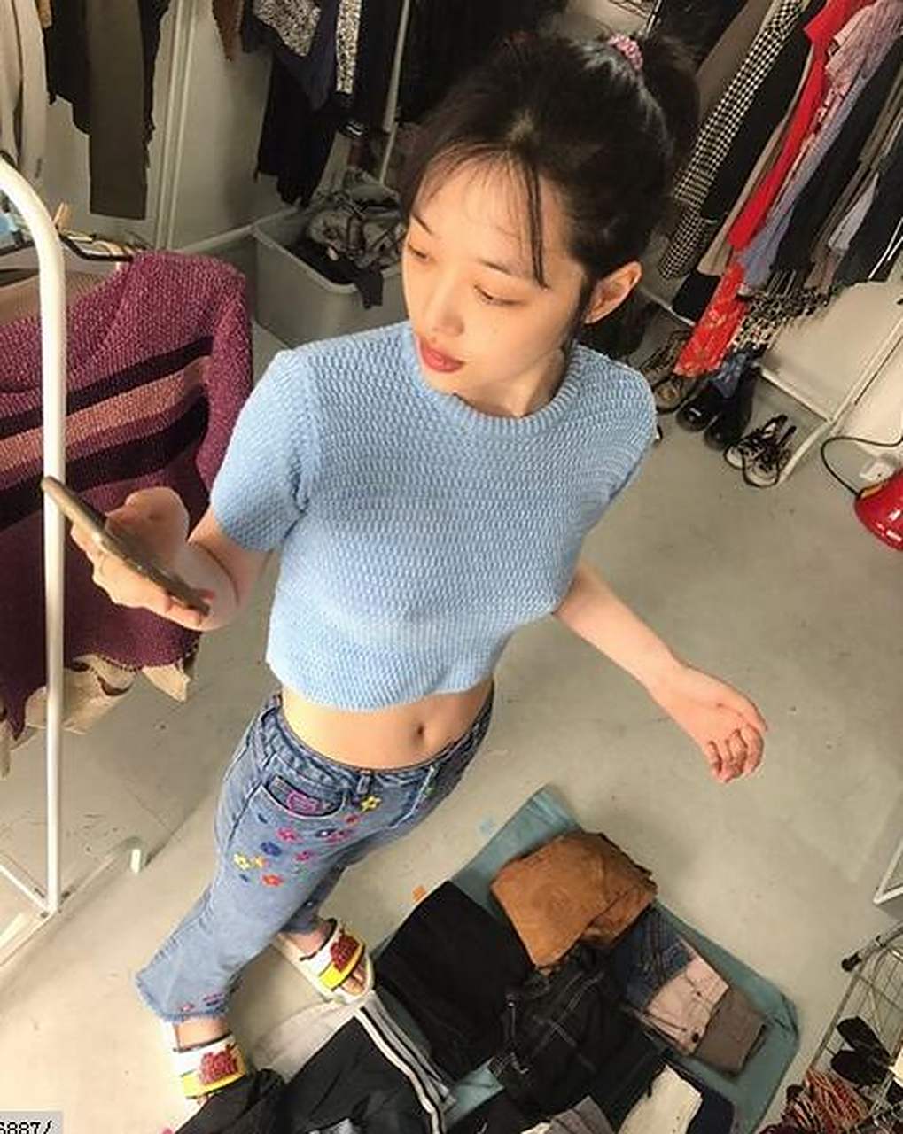 近日,韩国女艺人崔雪莉在节目中谈到自己不穿内衣外出引发热议一事