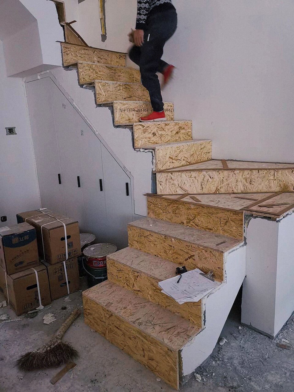 楼梯打基层 选的实木楼梯,师傅用欧松板打基层,干活很认真