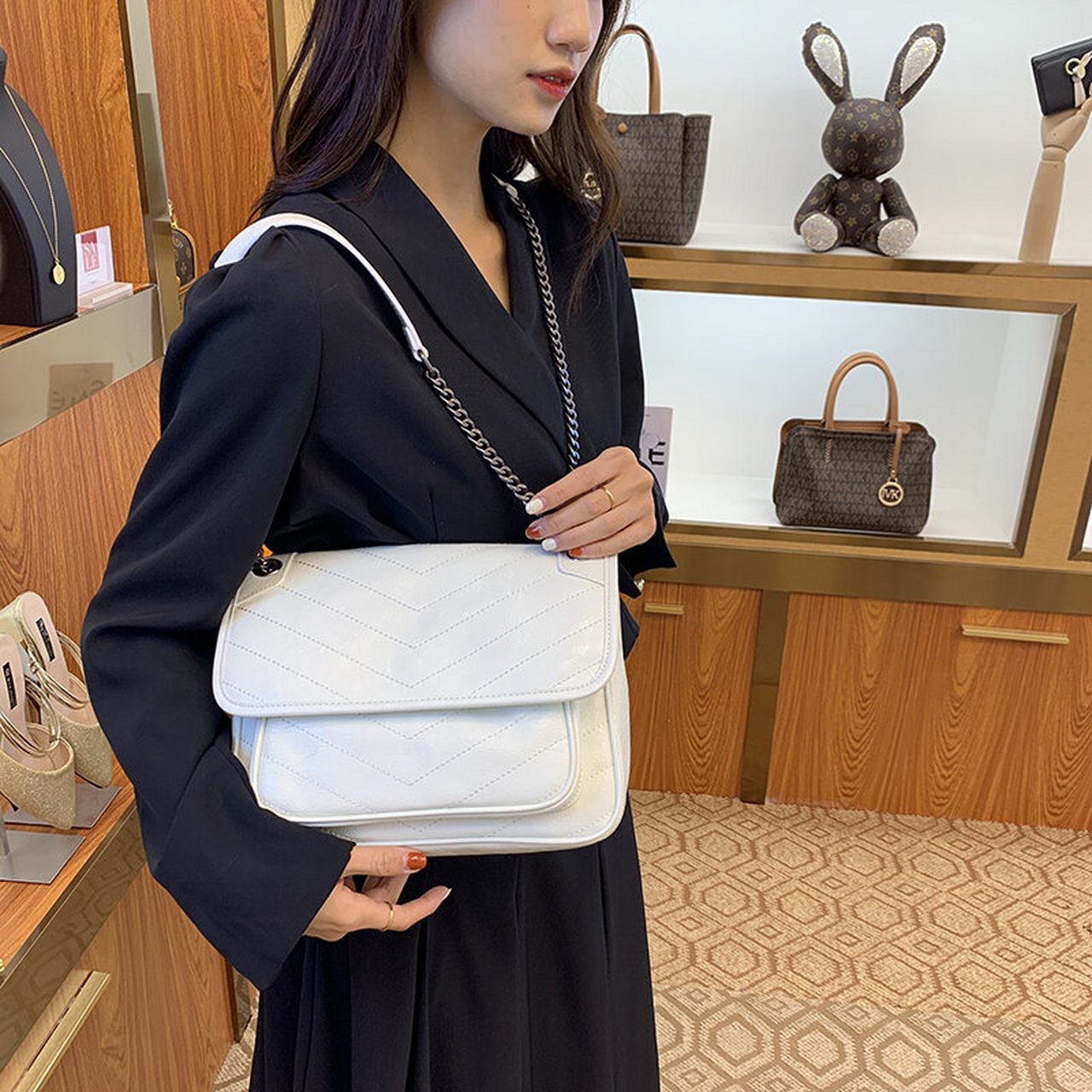 杨树林包包带logo(ysl)邮差包 杨树林包的设计灵感来自于品牌的经典